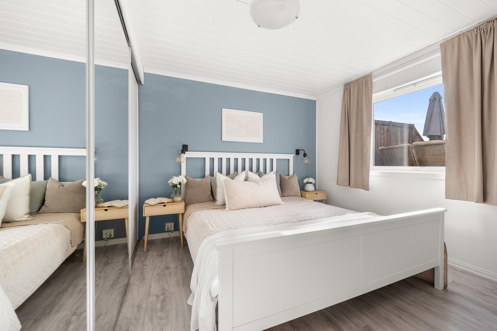 Romslig soverom med god plass til dobbeltseng, nattbord og skyvedørsgarderobe Galleribilde