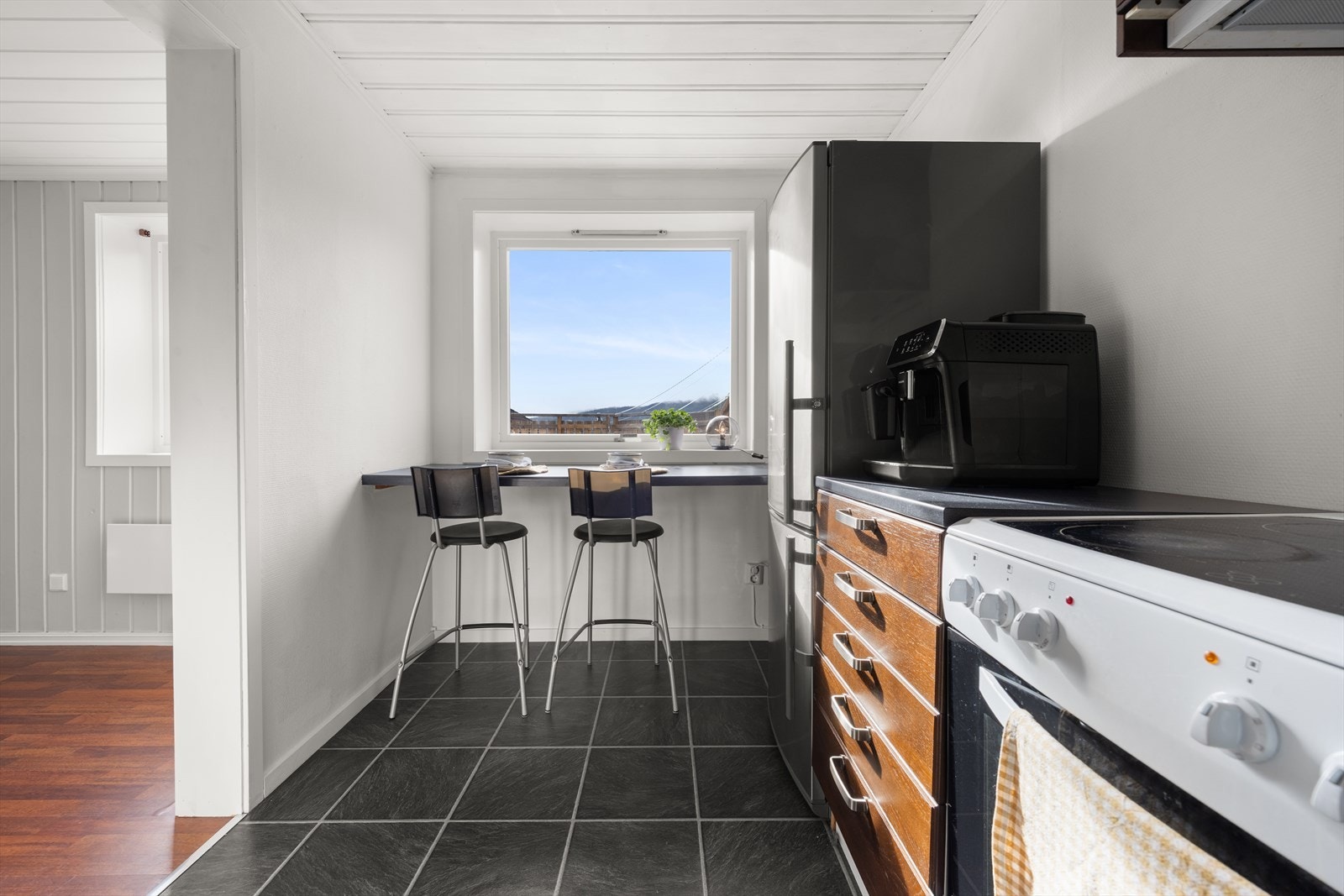 Gjennomgående kjøkken fra stue og gang Galleribilde