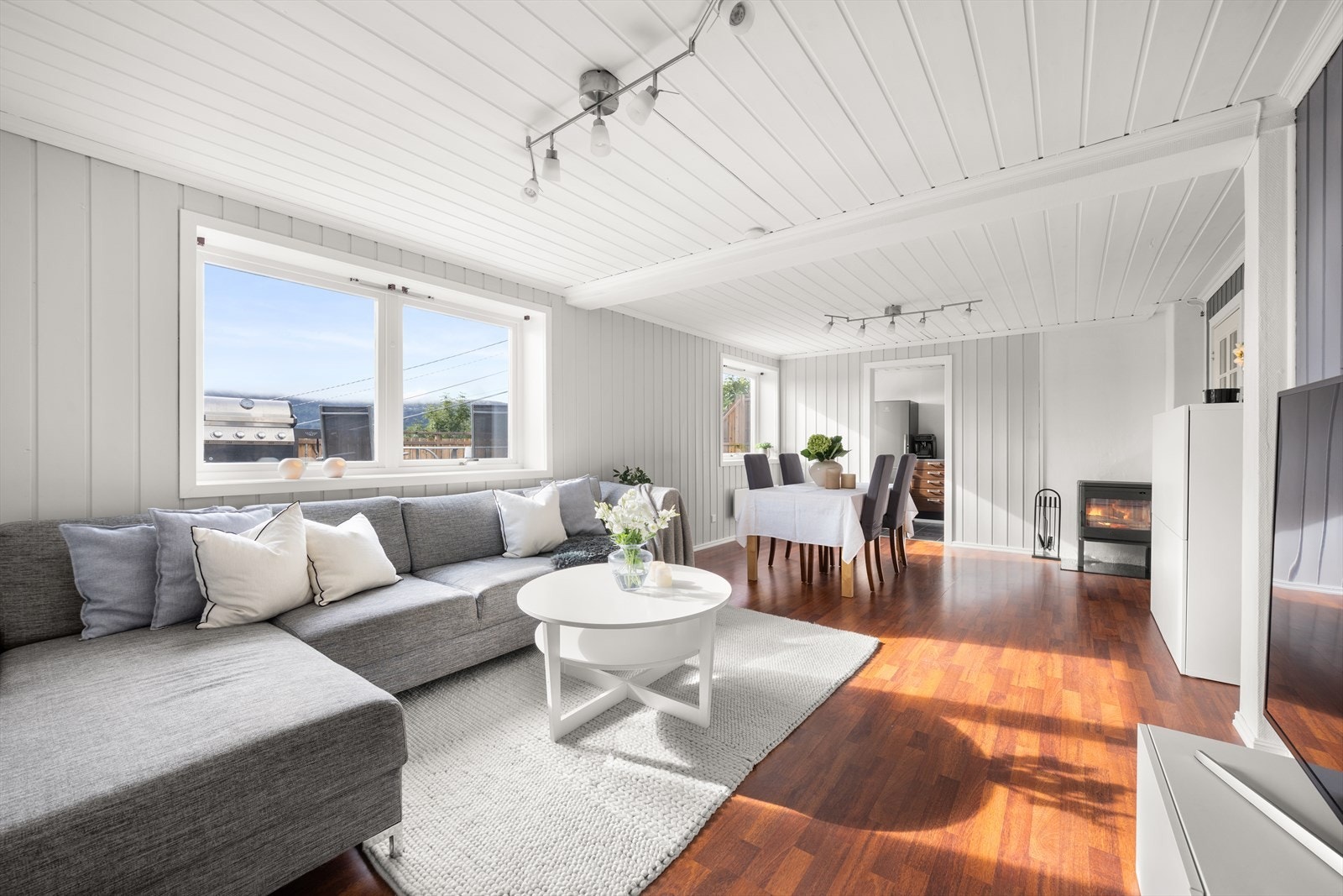 Dette er en lys og trivelig 2-roms selveierleilighet i underetasje i en bolig med totalt 3 seksjonerte leiligheter Galleribilde