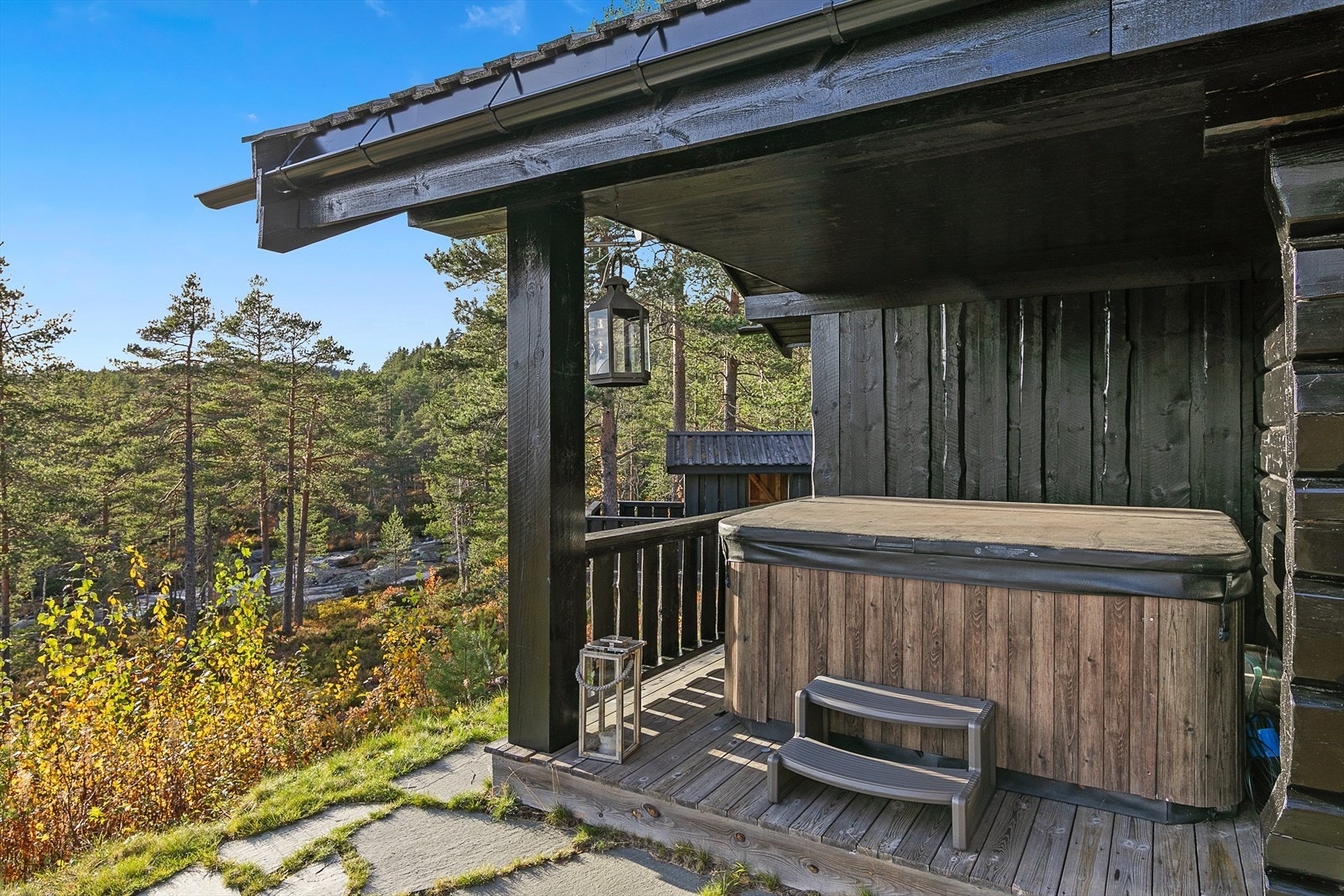 Overbygget terrasse med boblebad. Galleribilde