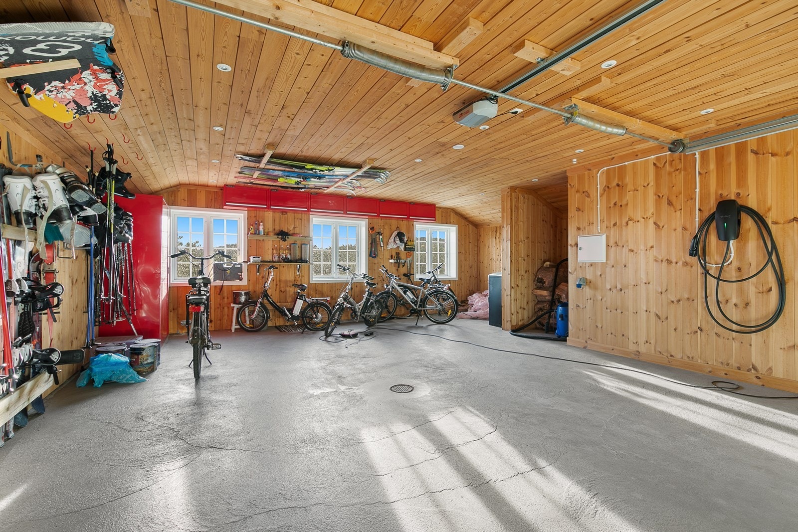 Romslig dobbelgarasje med elbillader, vedovn og direkte inngang til hytta. Galleribilde