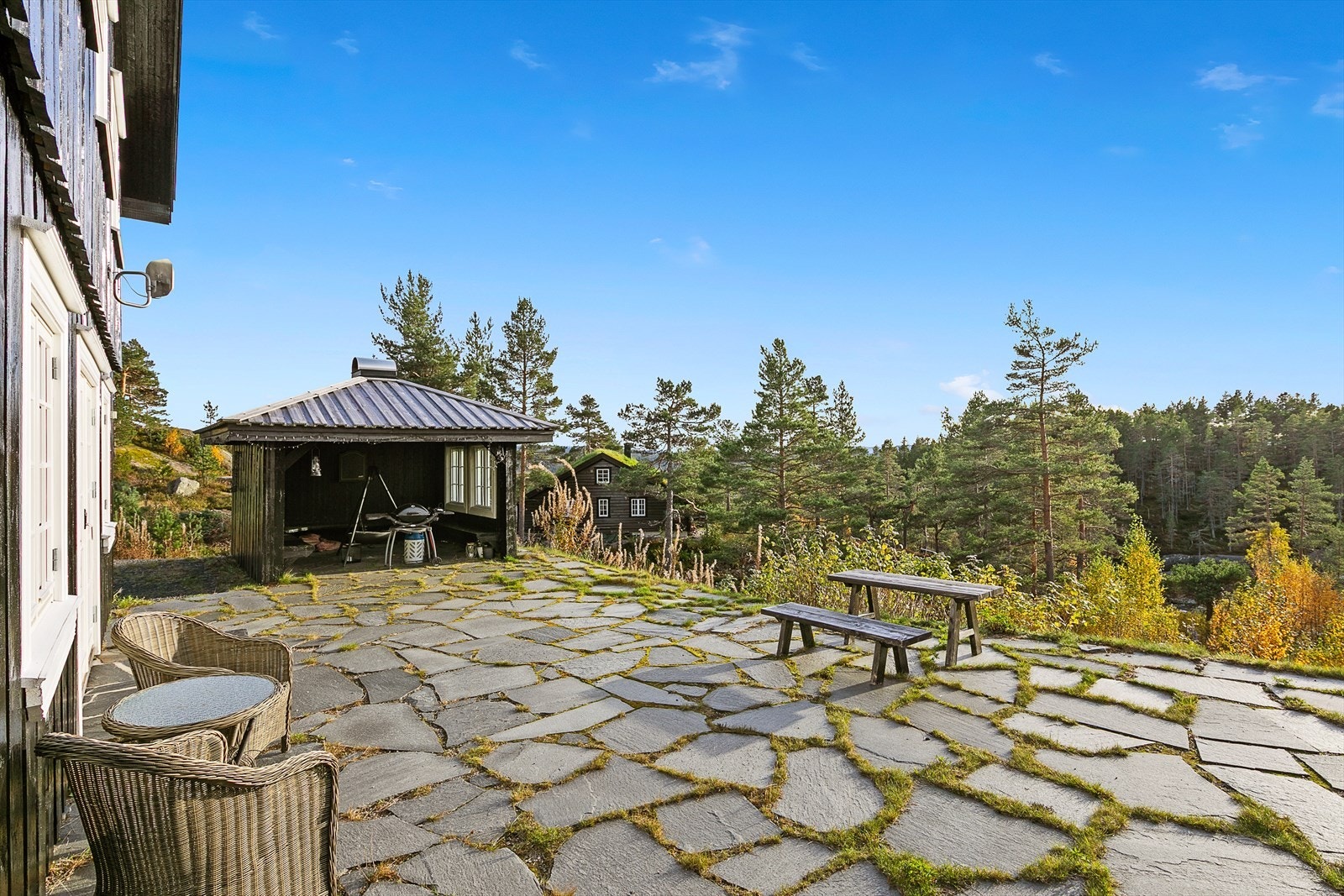 Gode solforhold og idylliske omgivelser gjør dette til et flott sted å nyte utendørslivet, med rikelig plass til både utemøbler og sosialt samvær. Galleribilde