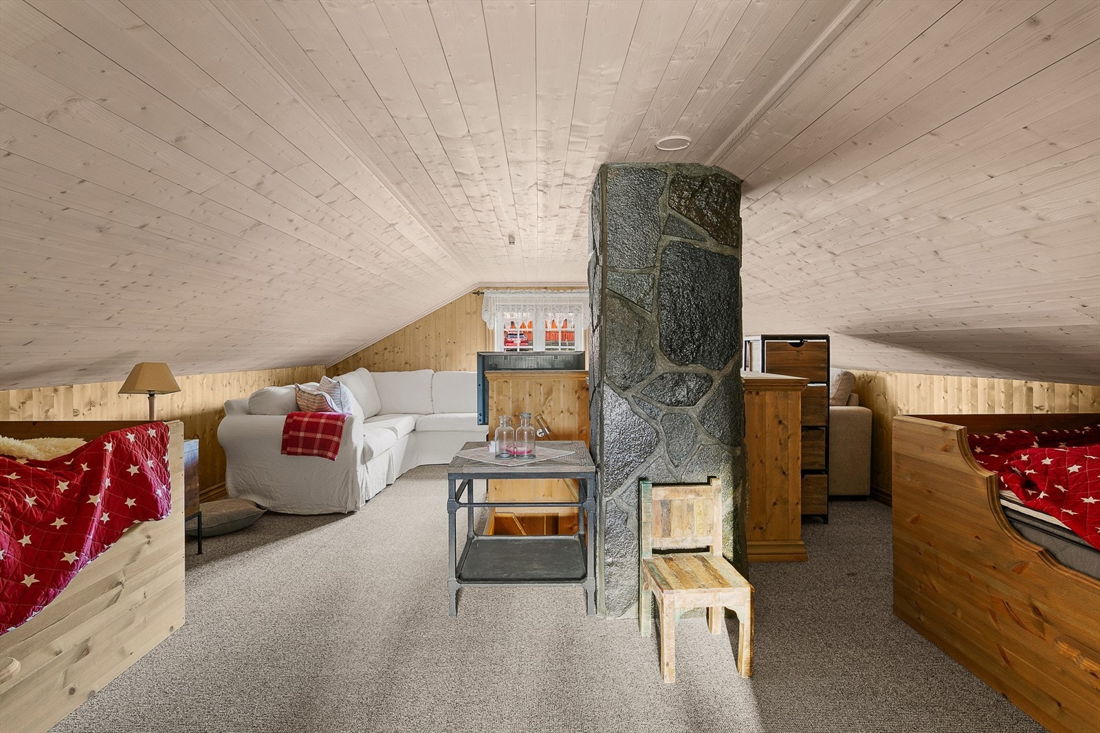 Hems med ett ekstra soverom og loftstue (ikke måleverdig pga. takhøyde) Galleribilde