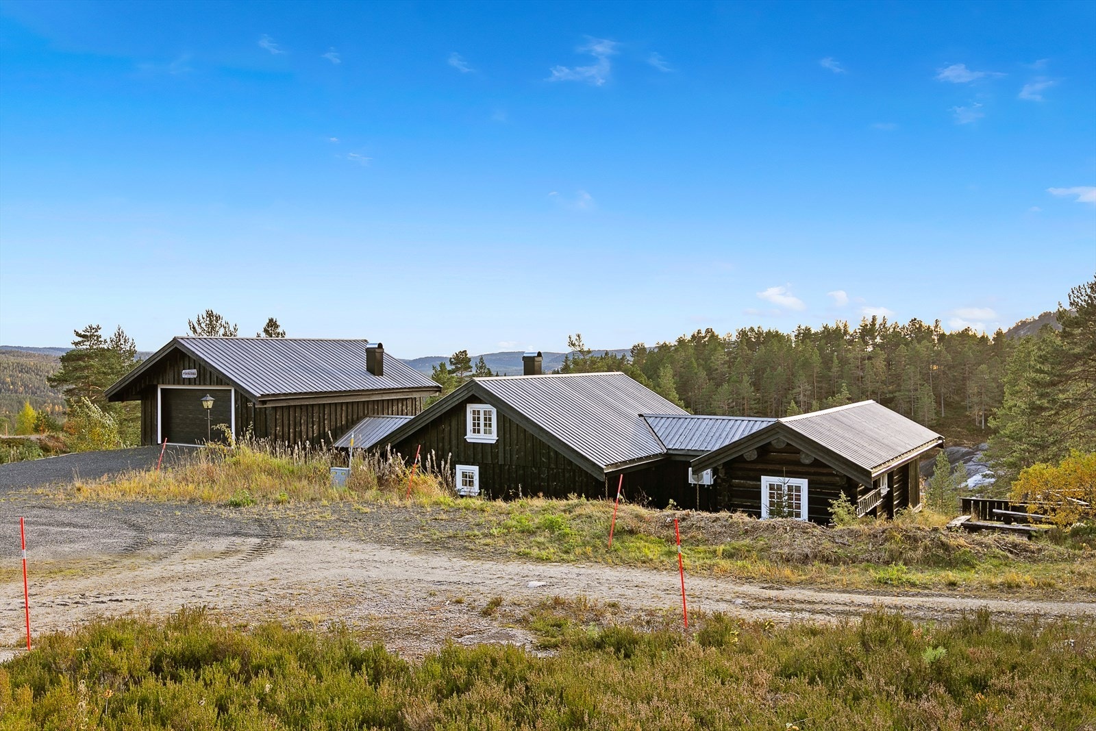 Om vinteren er det preparerte langrennsløyper like ved hytta, og ca. 7 minutters bilkjøring unna ligger Gautefall skisenter. Galleribilde