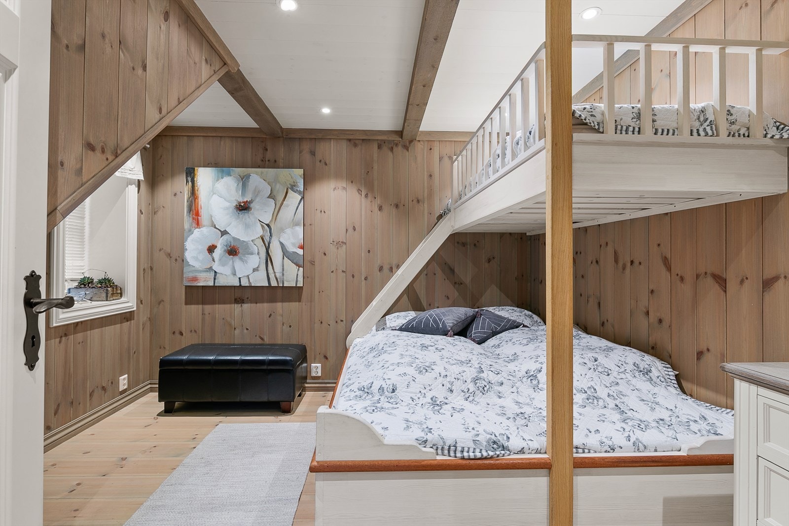 Original del: To romslige soverom med dobbeltseng/familiekøye Galleribilde