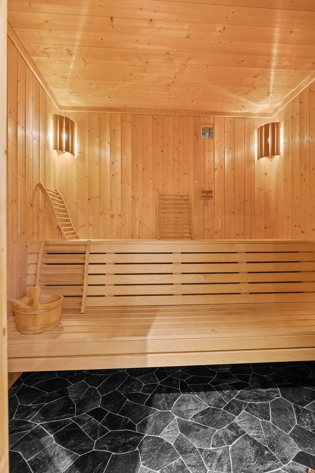 Badstue: Elektrisk ovn (Tylö), benker i osp og dør i sotet glass. Galleribilde