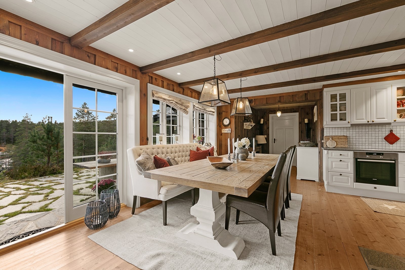 Åpent og funksjonelt kjøkken med integrerte hvitevarer, rikelig skapplass og pene detaljer. Galleribilde