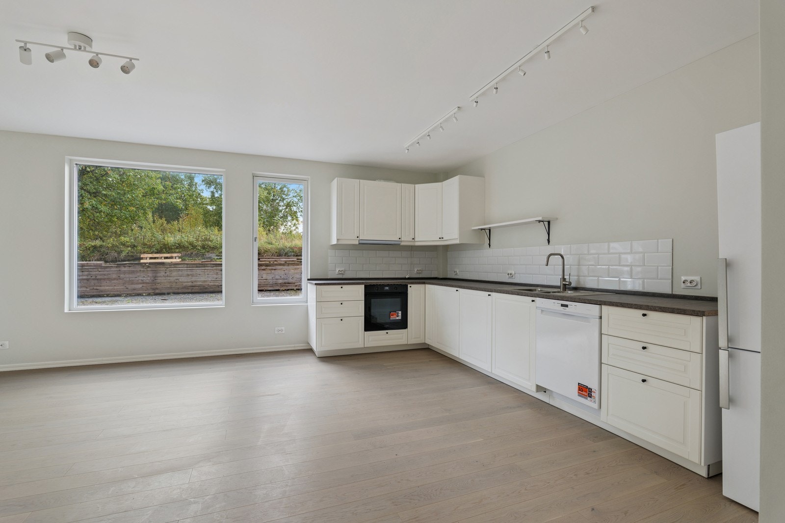 Kjøkken i hvite fronter med god skap- og benkeplass! Galleribilde