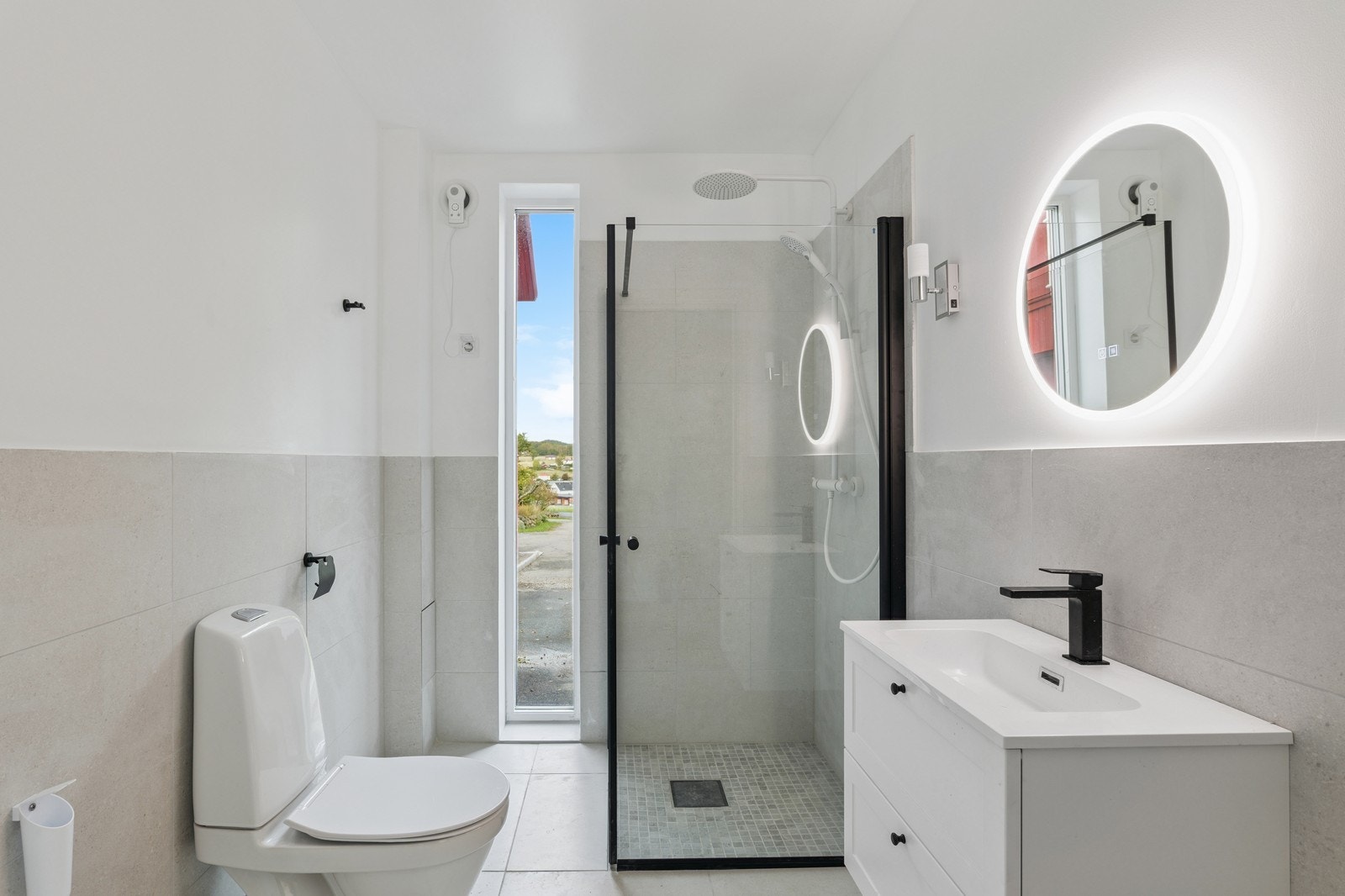 Bad med hjørnedusj, toalett og servant m/innredning Galleribilde