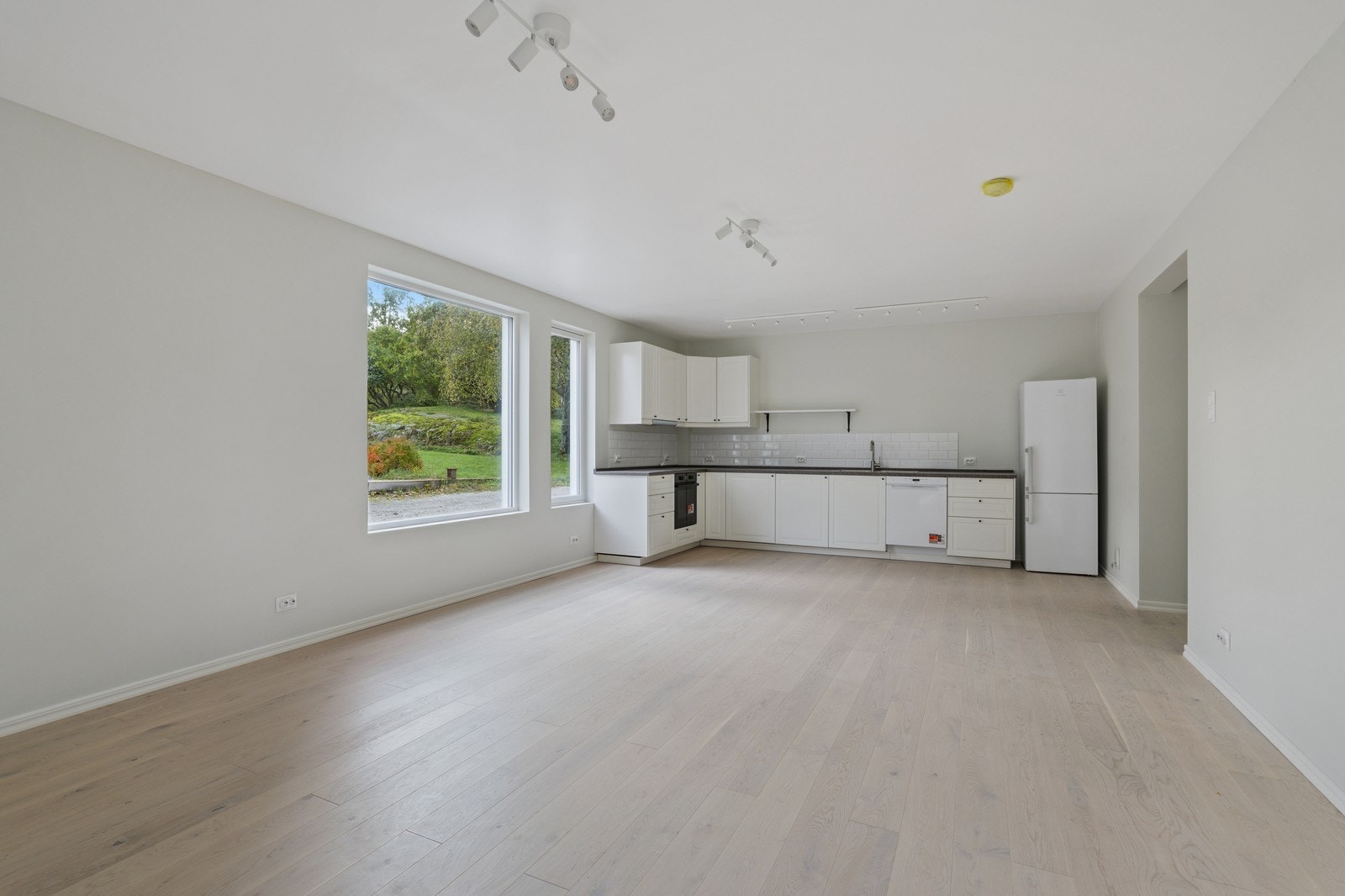 Åpen stue- og kjøkkenløsning med gode møbleringsmuligheter Galleribilde