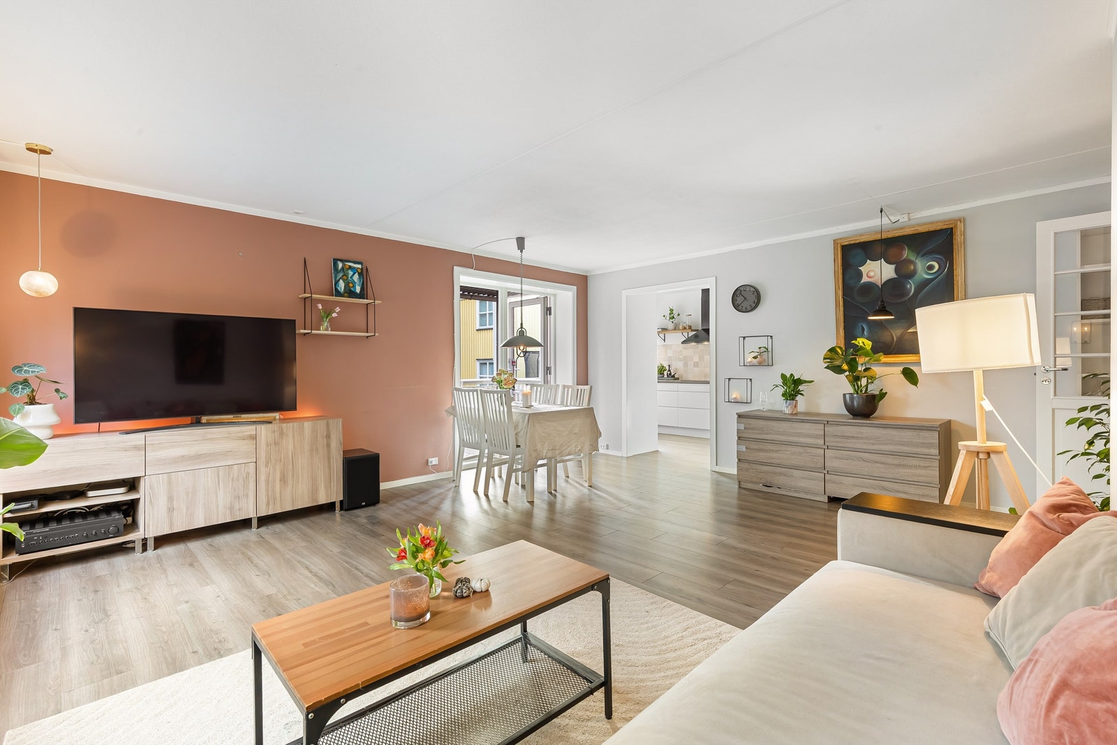 Stor og lys stue med gode møbleringsmuligheter og rikelig med lysinnslipp Galleribilde