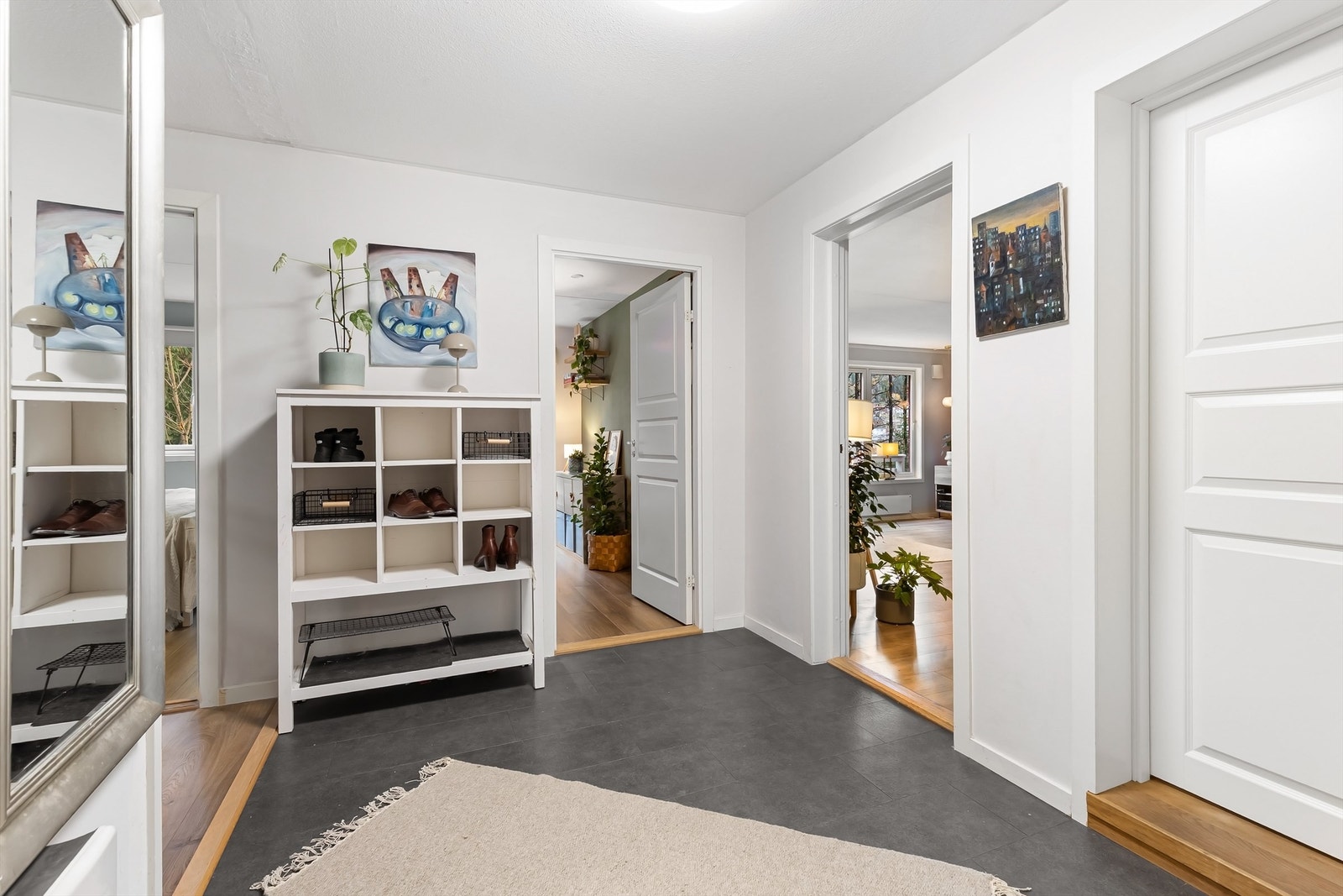Romslig entré med god plass for yttertøy og sko Galleribilde
