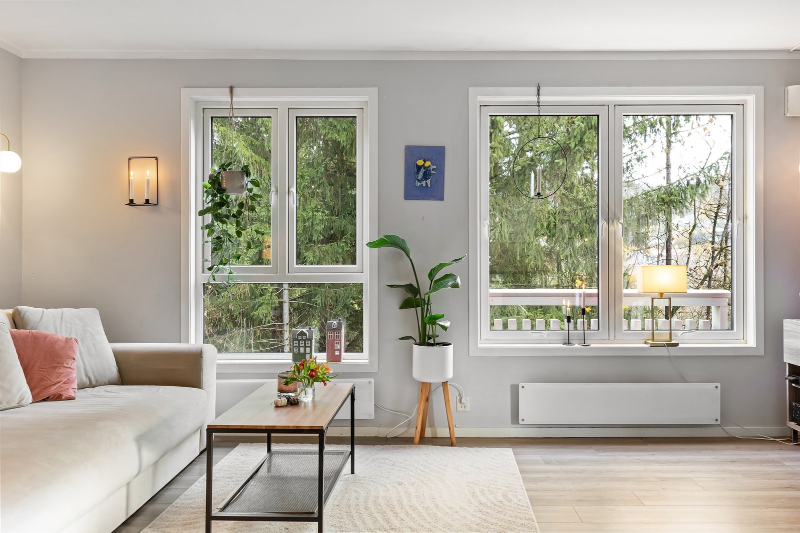 Leiligheten oppleves lys og luftig Galleribilde