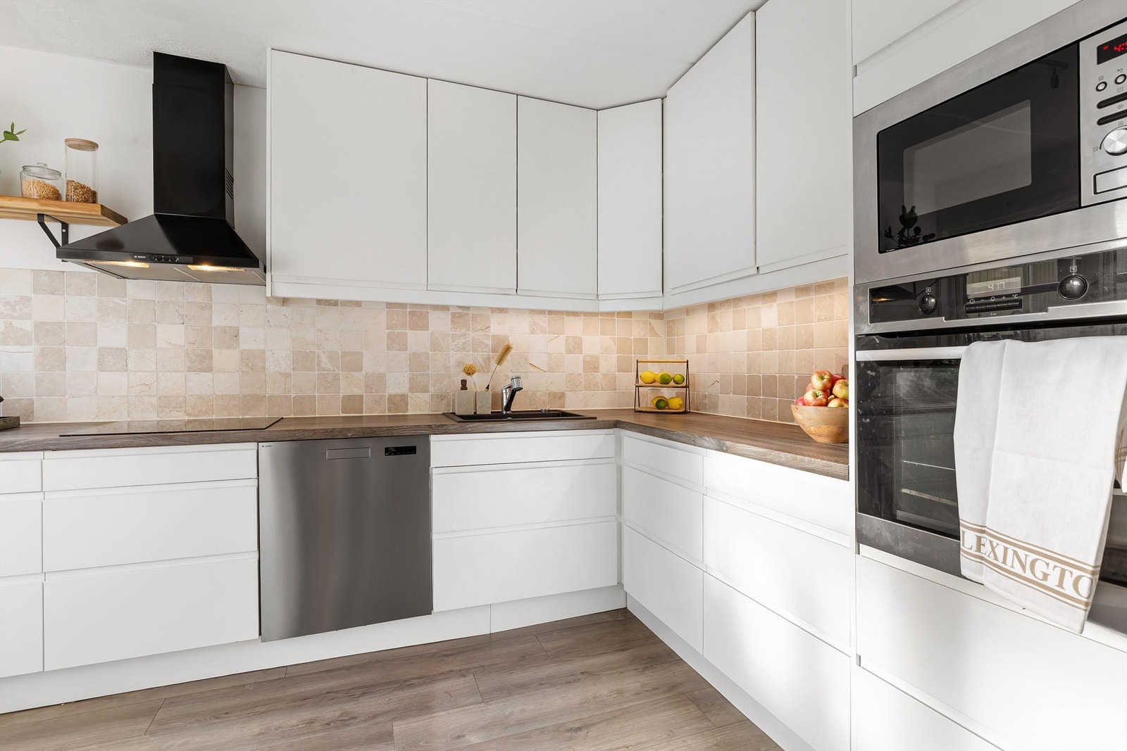 Lekkert kjøkken fra 2017 delvis åpent mot stue Galleribilde