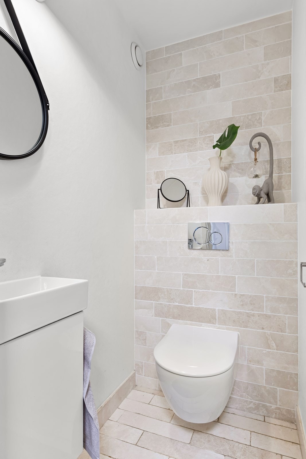 Praktisk separat toalettrom med fliser på gulv, kombinasjon av fliser og malte veggflater, og malt himling Galleribilde