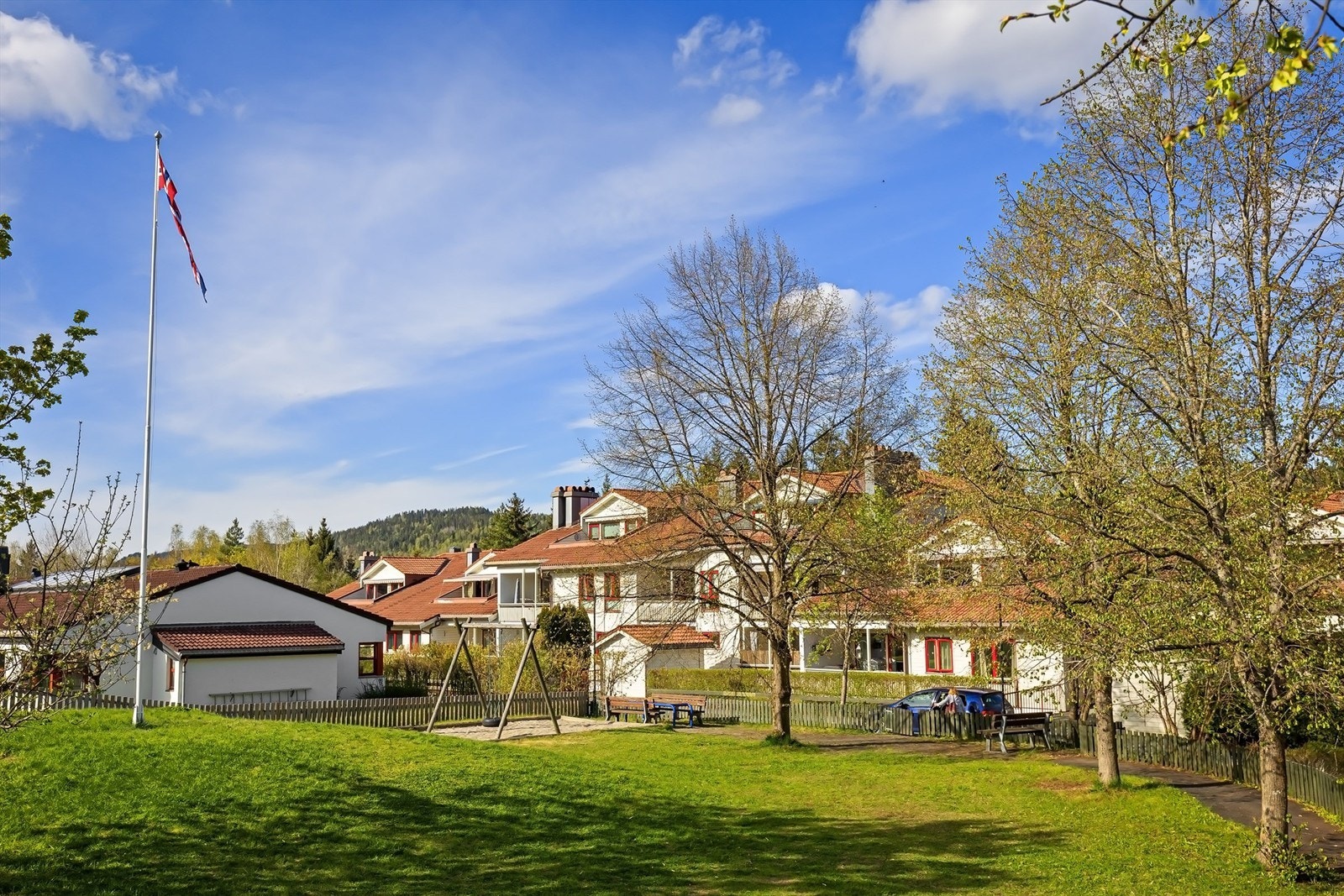 Området passer godt for barnefamilier hvor det er flere barnehager i nærheter og kort vei til både barneskole og ungdomsskole Galleribilde