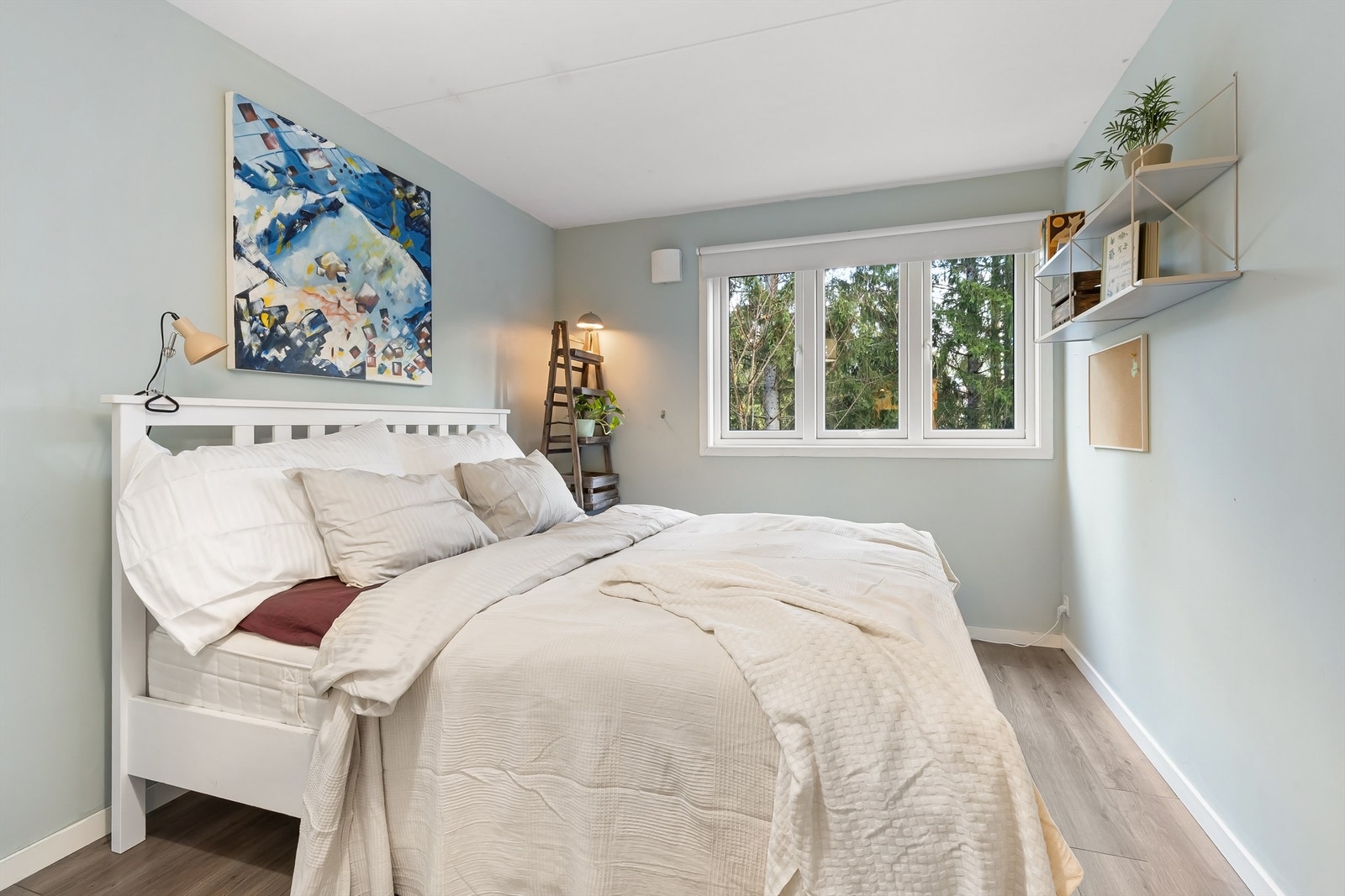 Leiligheten har to gode soverom, begge med plass for seng, skap og annet passende møblement Galleribilde