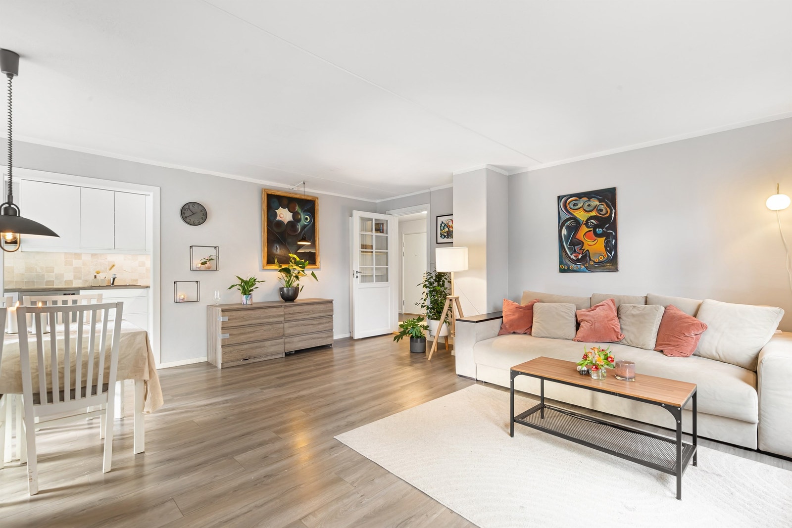 Stuen er malt i delikate, tidsriktige farger hvor det er enkelt å trives Galleribilde