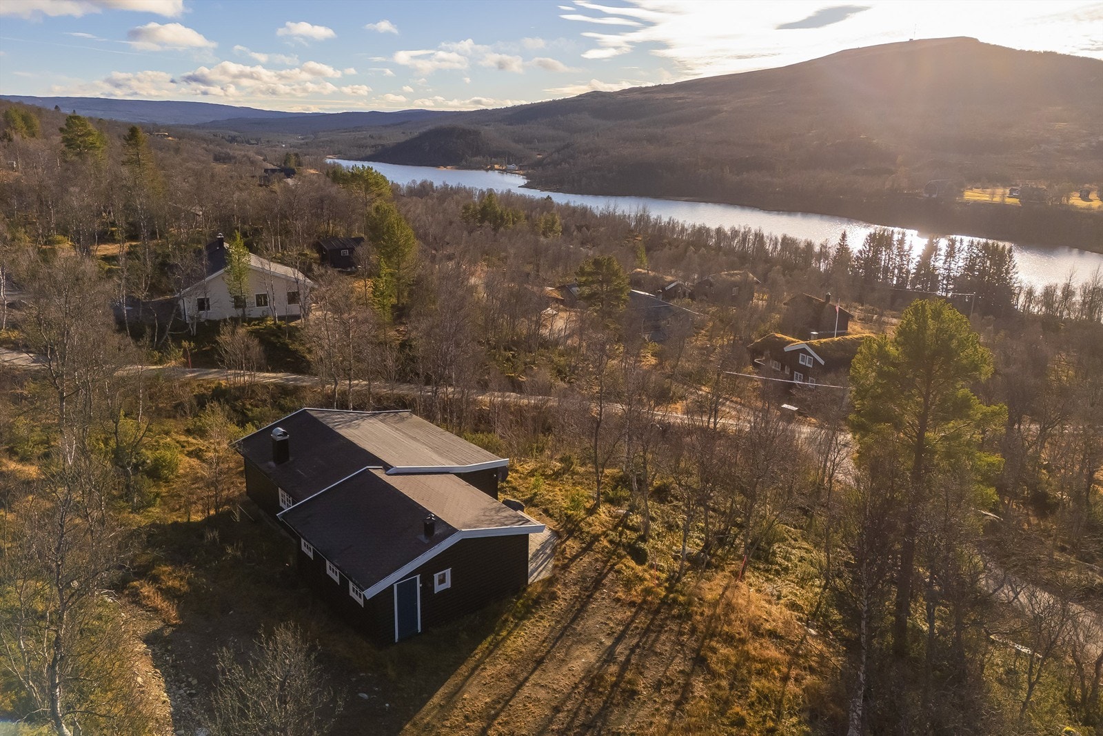 Velkommen til Ruglsjølia 16 og 18, og denne flotte hytta beliggende i rolige og idylliske omgivelser på Glåmos/Røros!
Foto: Oscar Stoltenberg Galleribilde
