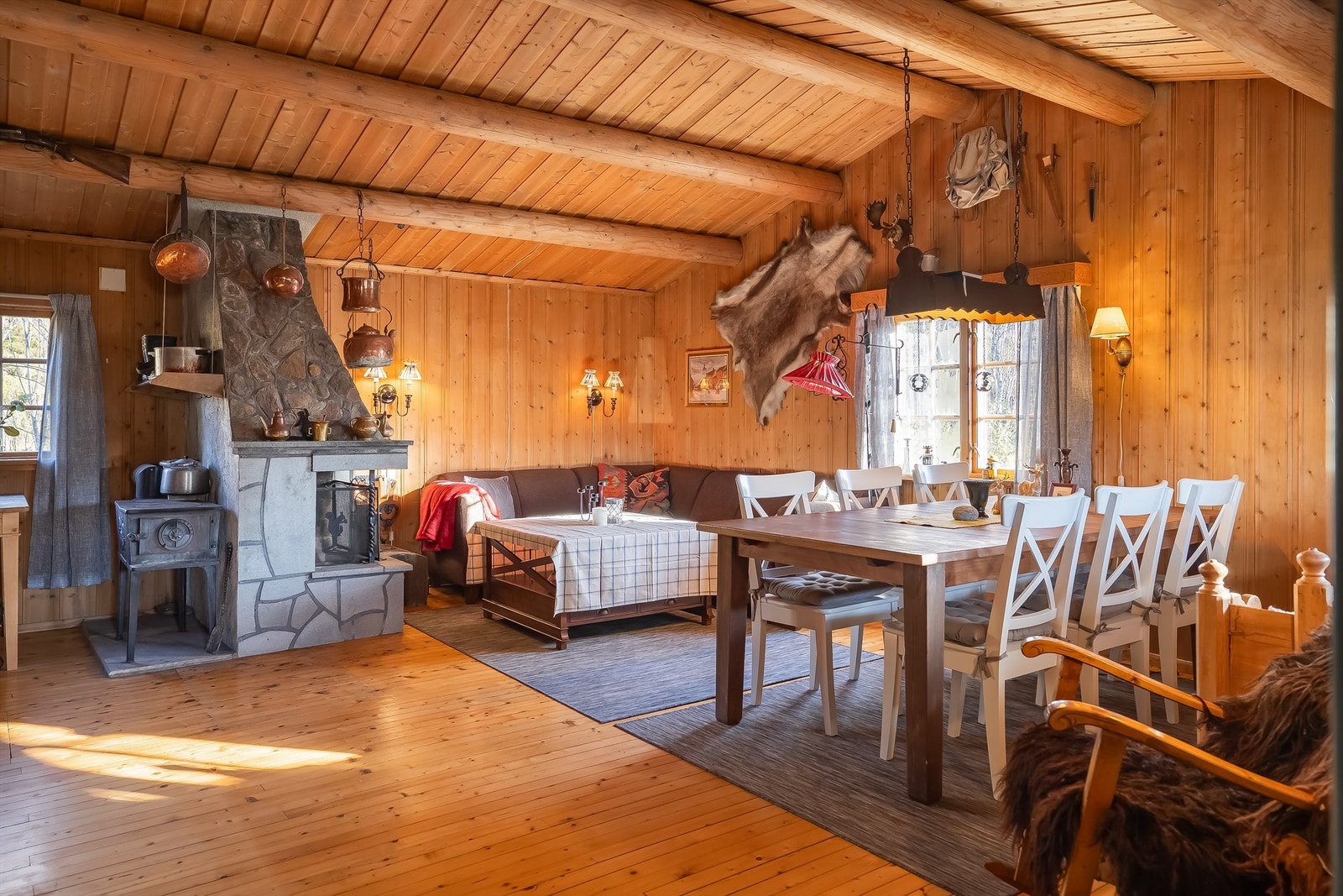 Hytta er gjennomgående lys og luftig med utstrakte vindusflater som sikrer rikelig med naturlig dagslys. Galleribilde