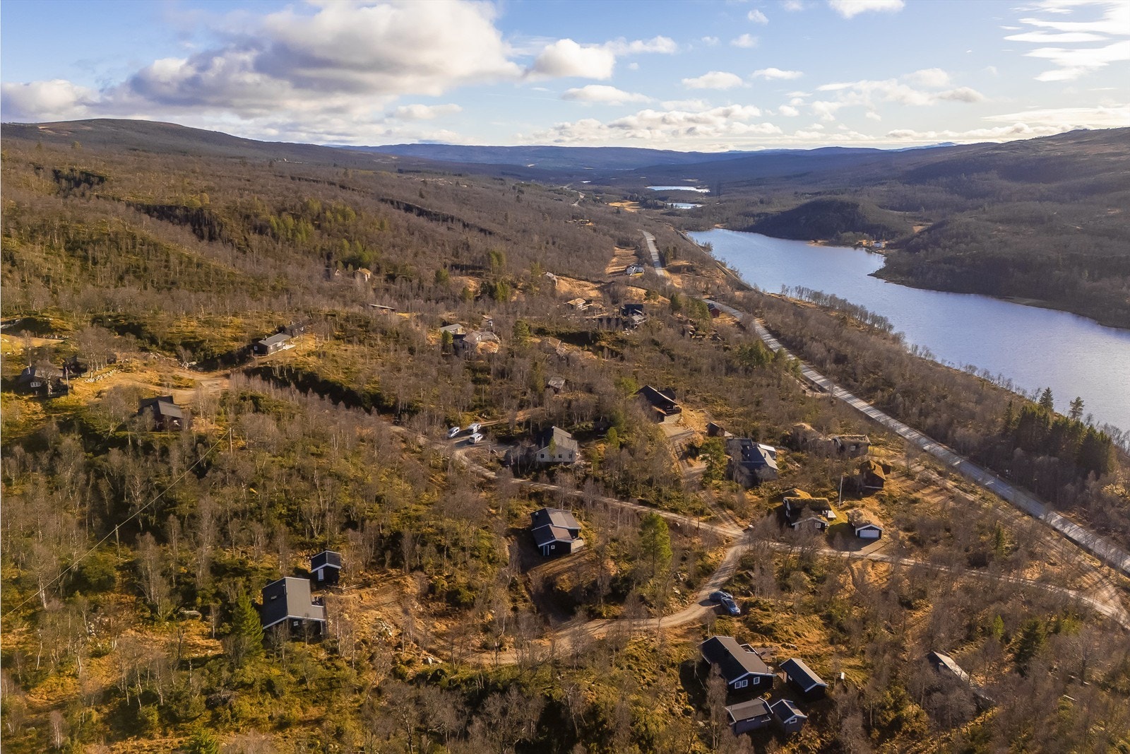 Fra hytta har du kort vei til Røros sentrum, hvor du finner et rikt utvalg av restauranter, bakerier og små butikker - mange med lokale produkter og håndverk. Galleribilde