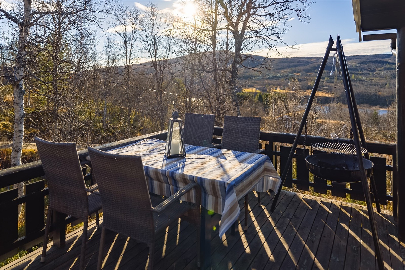 Man har god plass til ønsket utemøblement og grill. Galleribilde