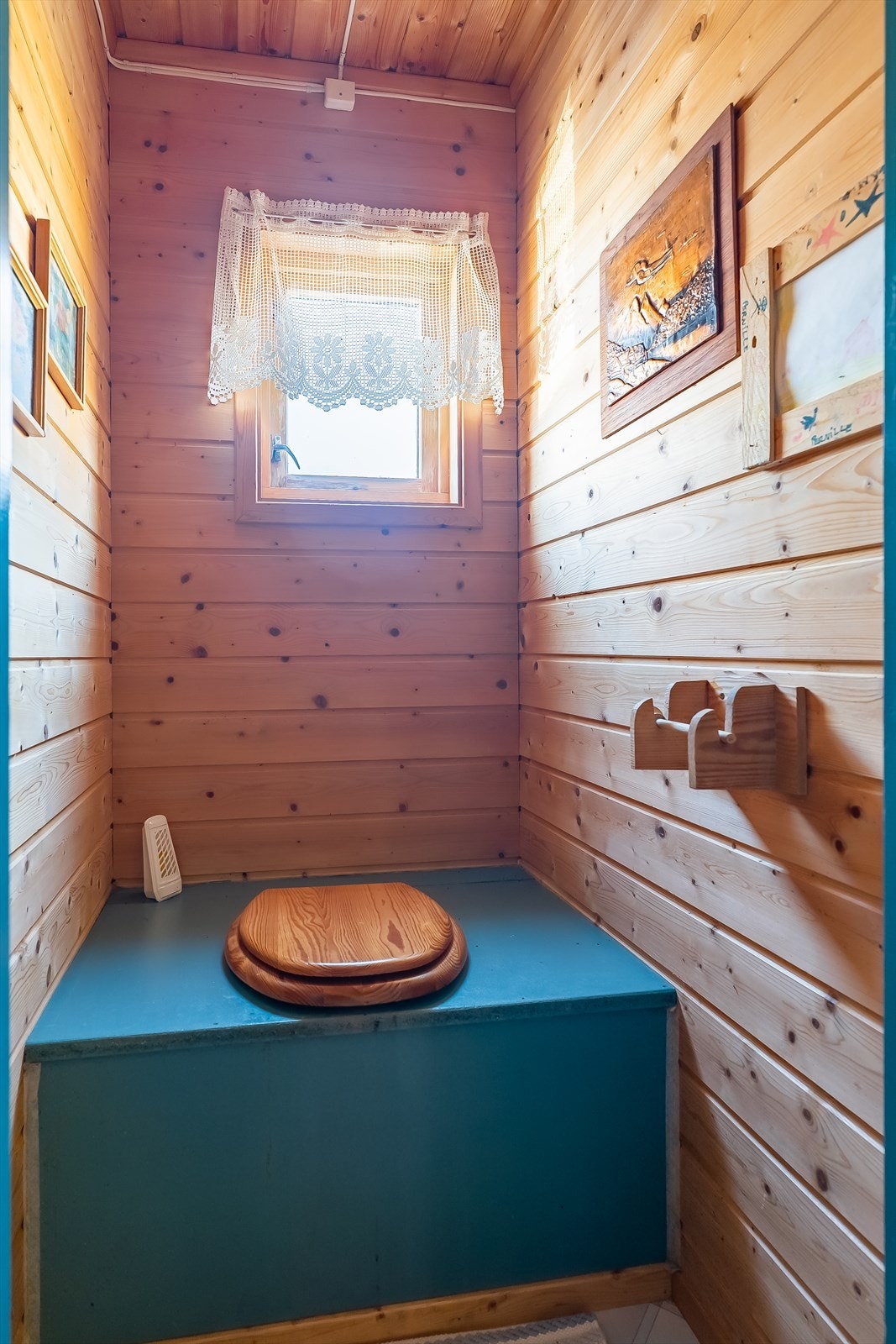 Innebygd utedo i forbindelse med boden. Galleribilde