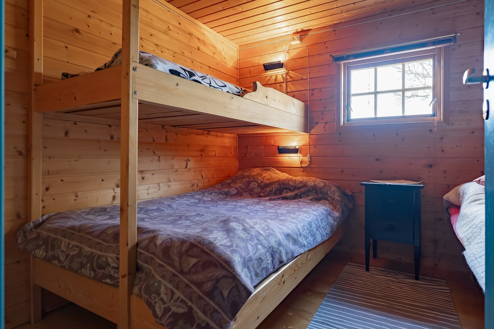 Det foreligger ikke opprinnelige tegninger for bad, bod, toalettrom og tre soverom i nyere del. Det finnes av den grunn ikke dokumentasjon over bygningsdelens lovlighet. Kjøper overtar alt ansvar, eventuell kostnad og risiko forbundet med dette. Galleribilde