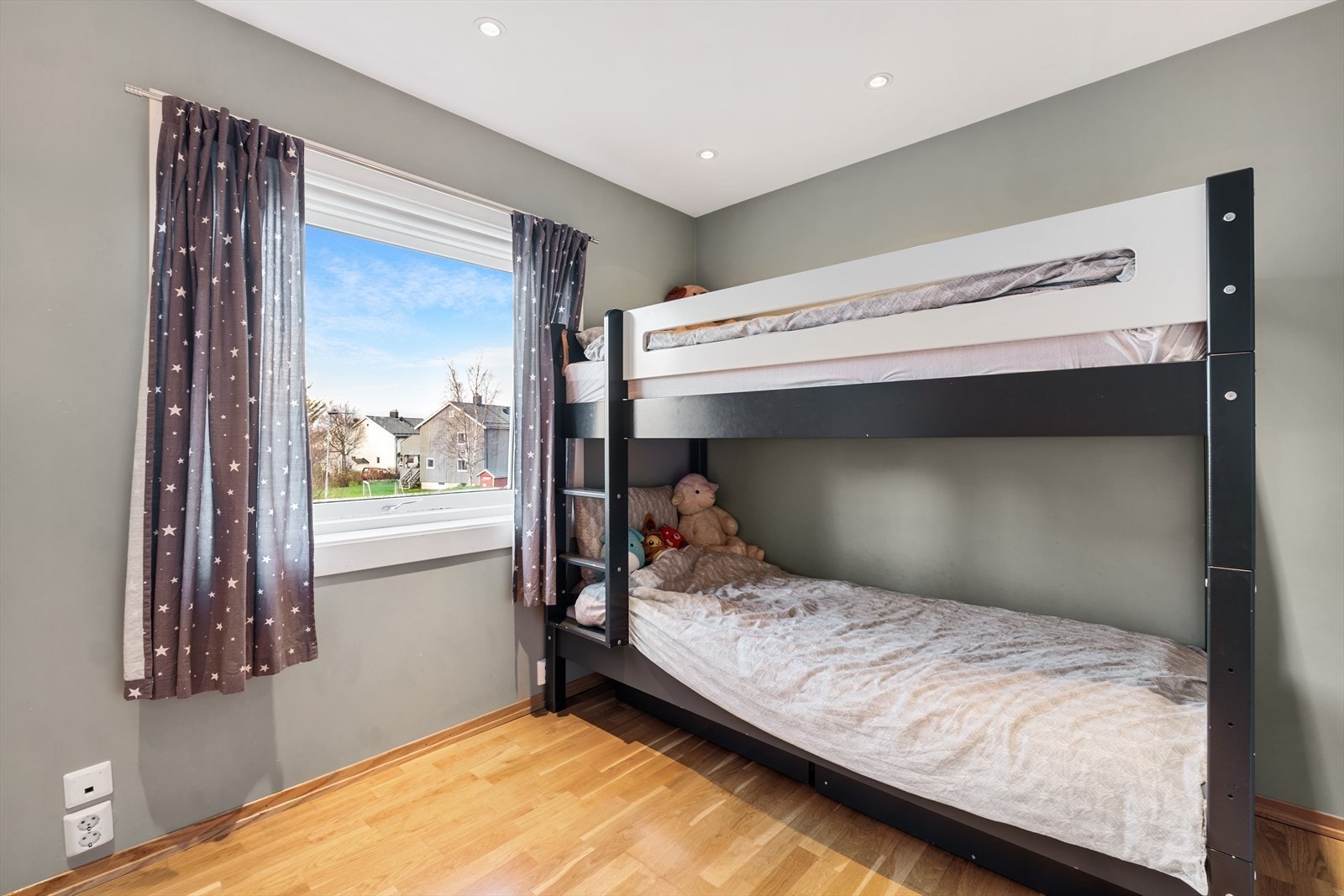 Soverom II - Det andre soverommet er utmerket som barnerom, gjesterom eller hjemmekontor - alt etter ønske og behov Galleribilde