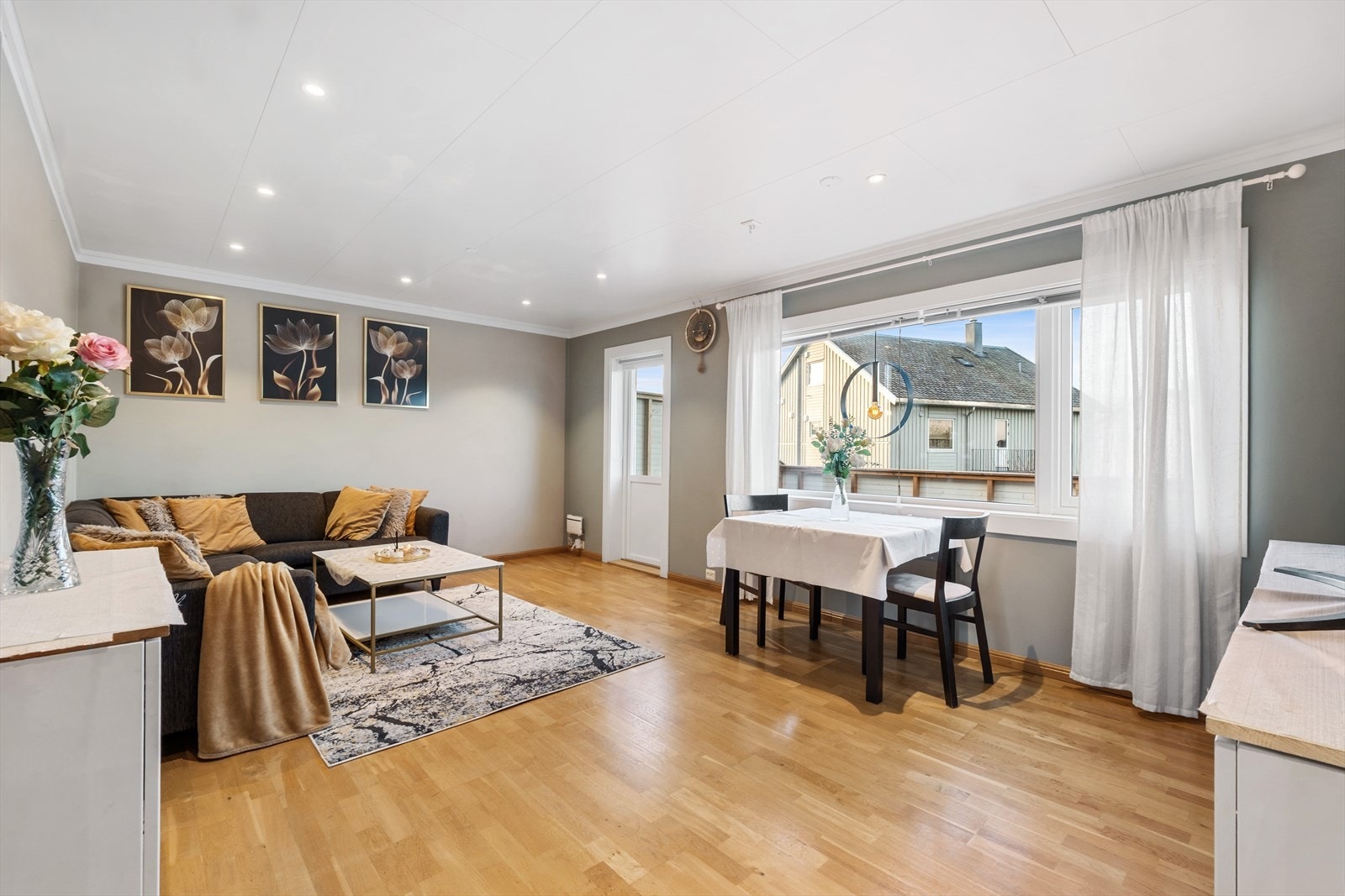 Det er store vindusflater som slipper inn rikelig med lys og herfra er det også utgang til balkongen Galleribilde