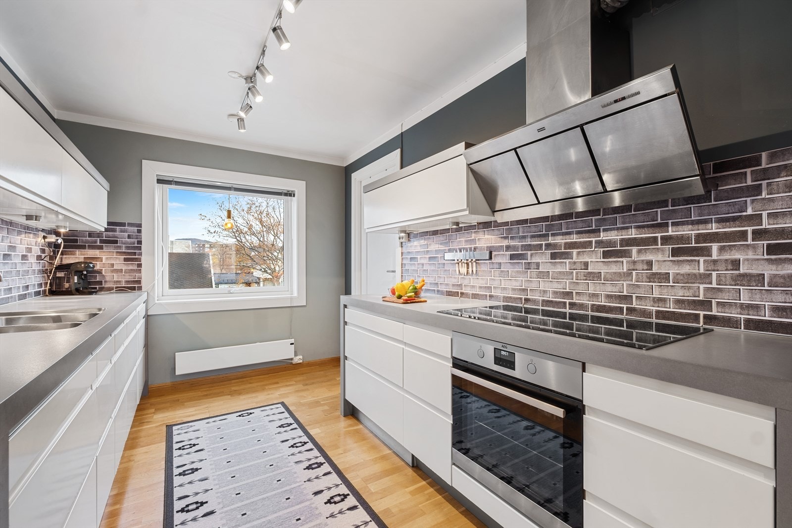 Hvitevarene medfølger og består av stekeovn, koketopp, oppvaskmaskin og kombiskap kjøl/frys - Over koketoppen er det kjøkkenventilator med avtrekk ut Galleribilde