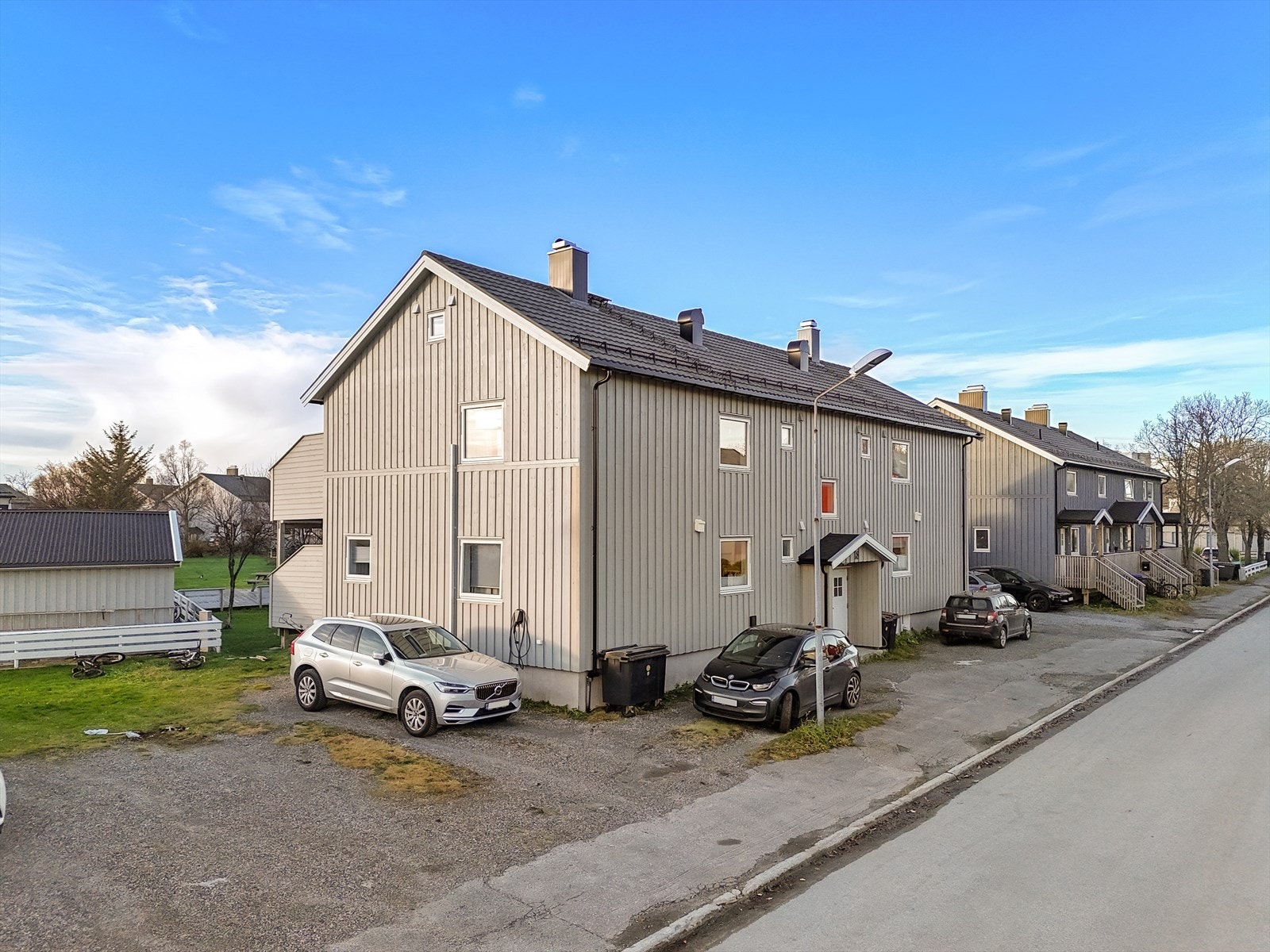 Leiligheten har utvendig parkeringsplass m/lader fra Easee Galleribilde