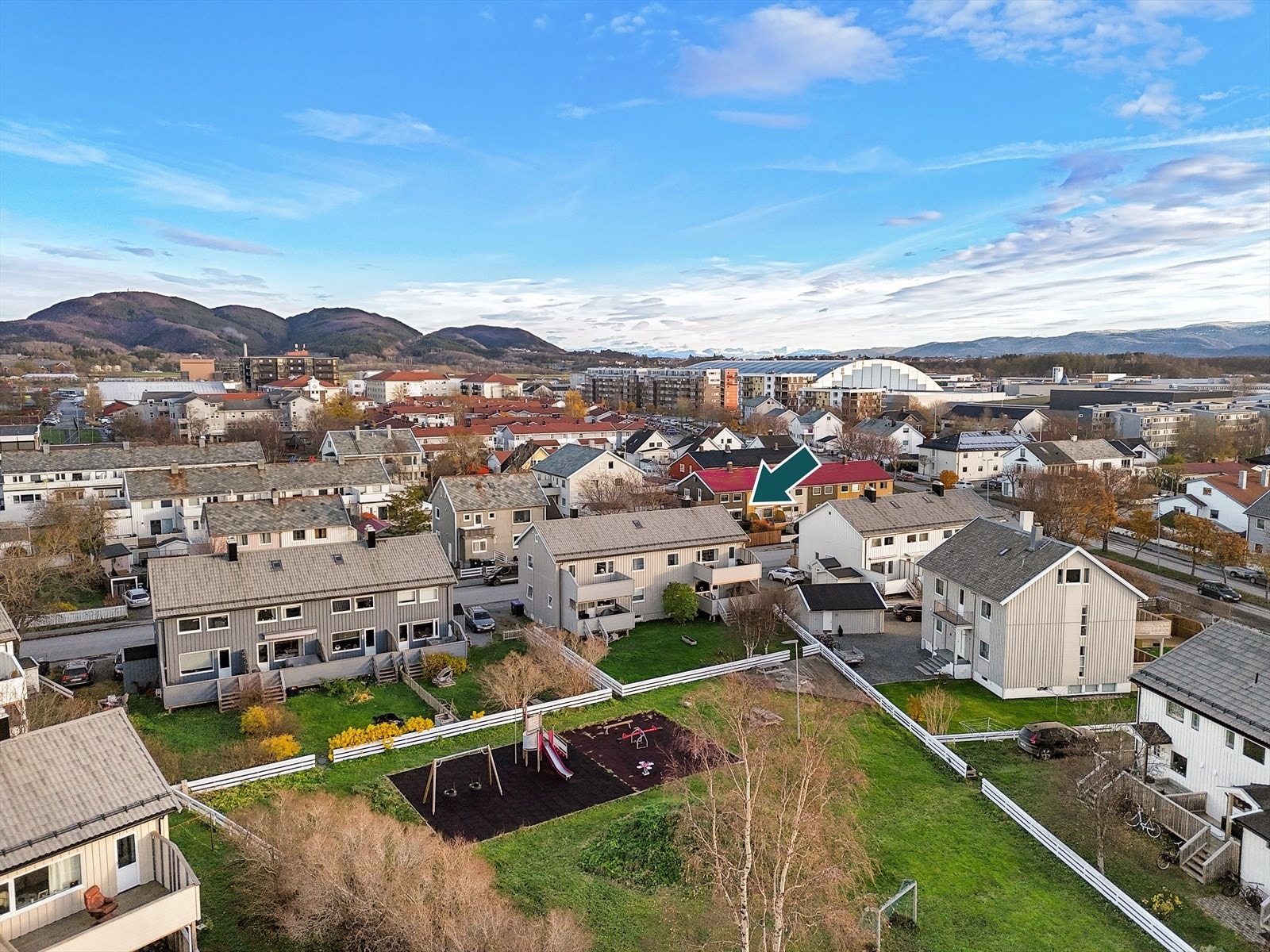 Leiligheten ligger fint plassert i 2. etasje med utgang fra stuen til en solrik vestvendt balkong med utsikt over fellesområdet Galleribilde