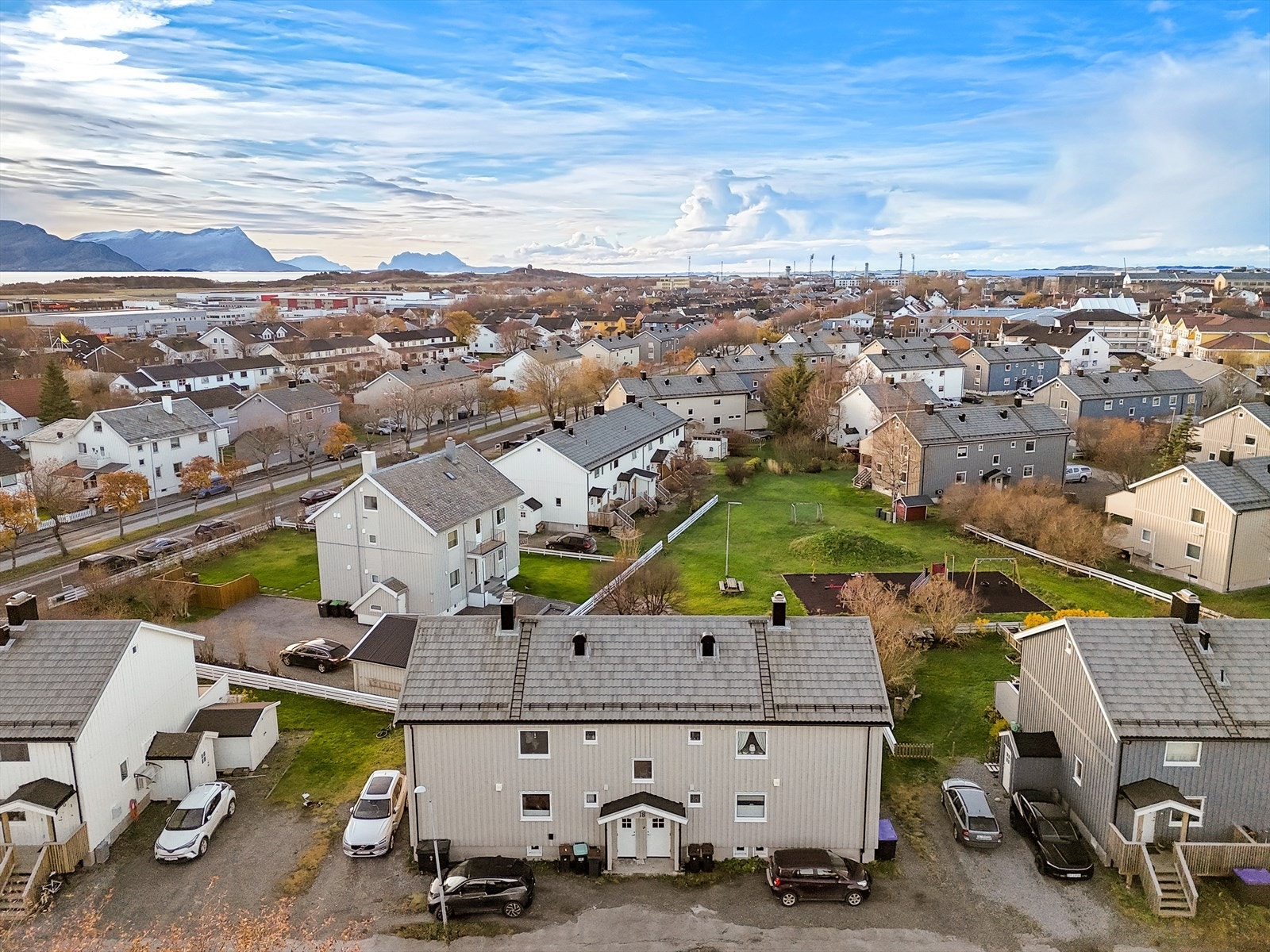Her bor du med gangavstand til "alt" av servicetilbud -Kort vei til skole, barnehager, Stormyra handelsområde m.m. Galleribilde