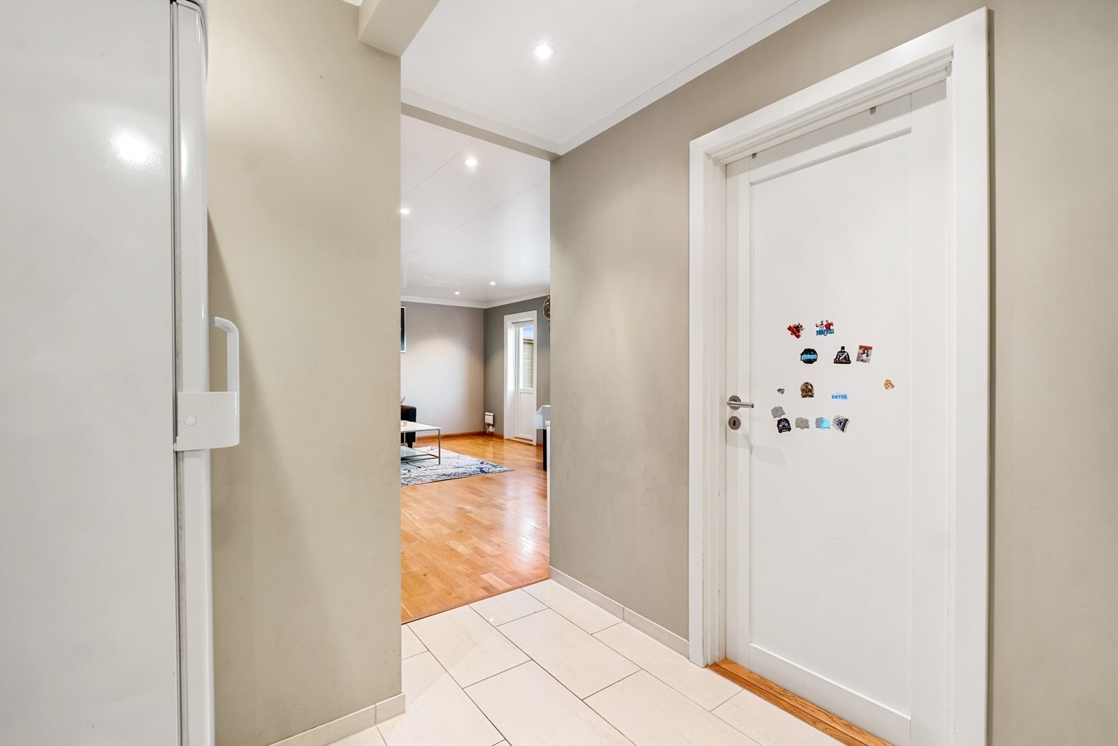 Fra entreen har du tilgang til badet, gjesterommet og videre inn i stuen Galleribilde