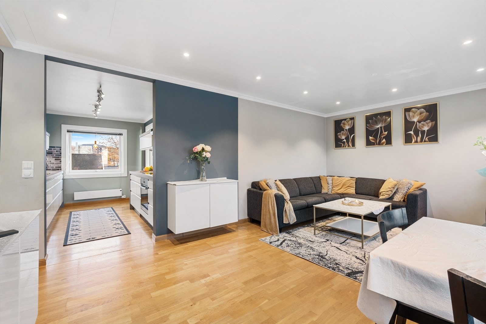 Kjøkkenet ligger i delvis åpen løsning mot spisestuen Galleribilde