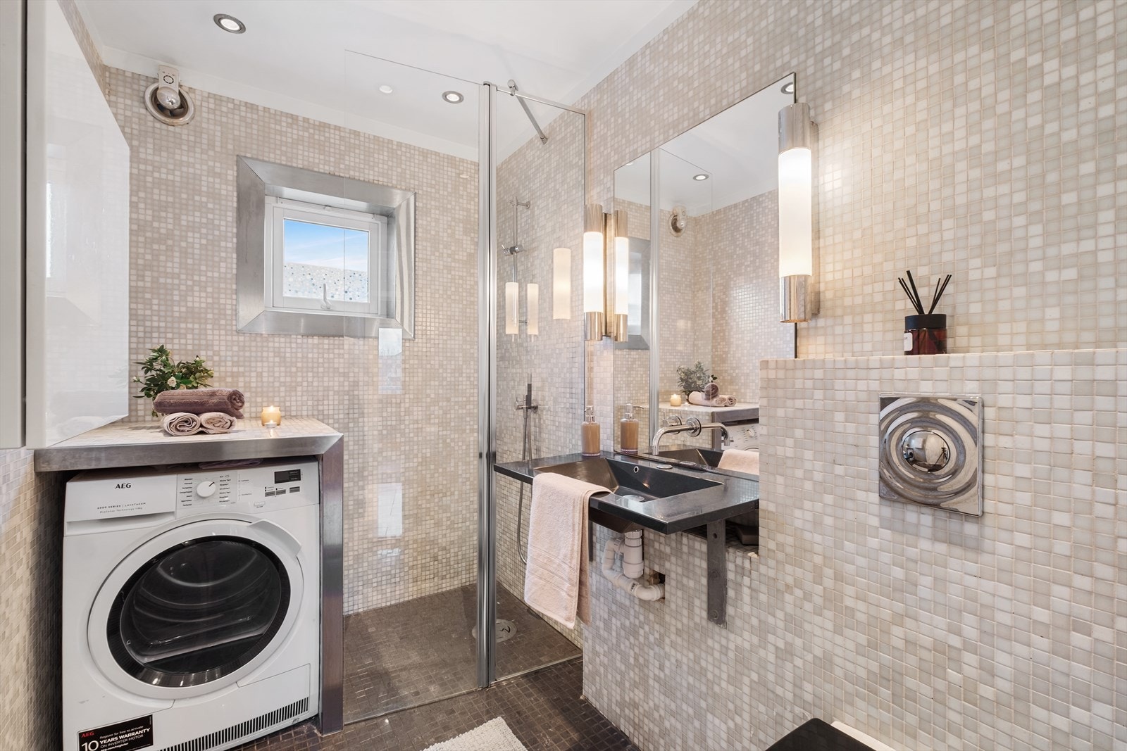 Rommet er utstyrt med toalett, dusjhjørne m/glassvegg og servant på vegg - Det er egen nisje for tørketrommel (felles vaskekjeller i bygget) Galleribilde