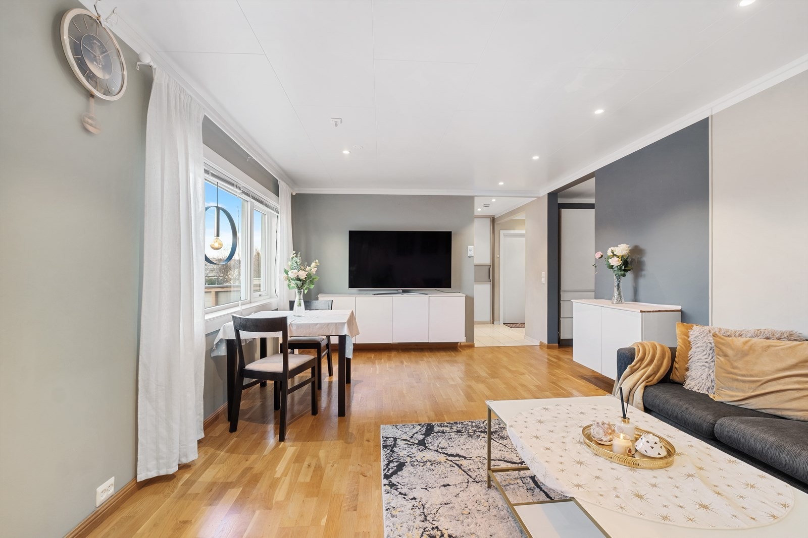 Rommet er møbleringsvennlig utformet med plass til både sofakrok og spisegruppe Galleribilde