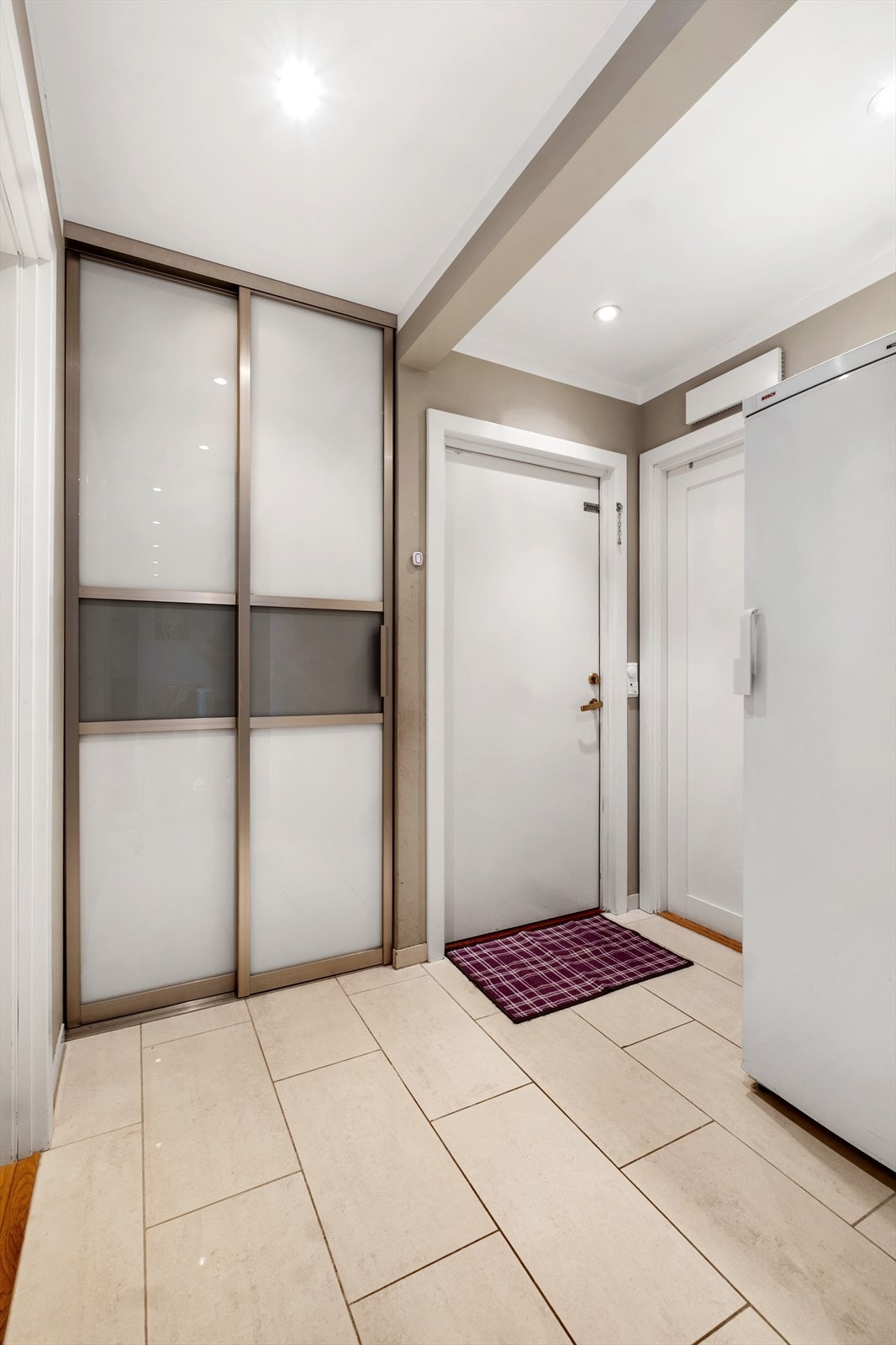 Du ønskes velkommen inn i en hyggelig flislagt entrè Galleribilde