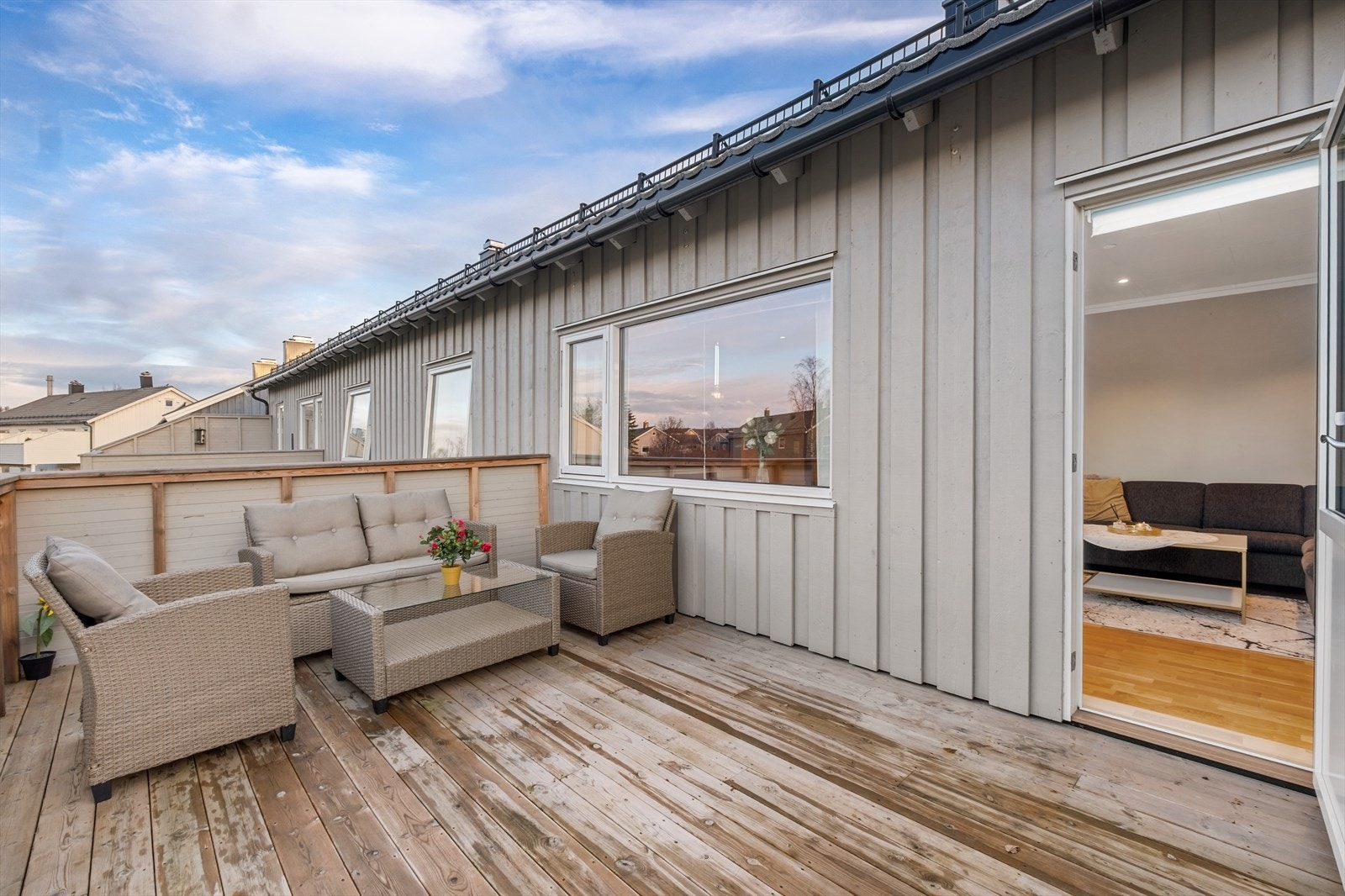 Den vestvendt balkongen er på hele 14 m² mede god plass til utemøbler Galleribilde