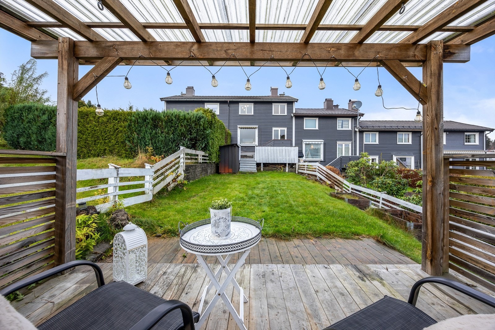 Plattingen har tak som skjermer mot både nedbør og sol Galleribilde