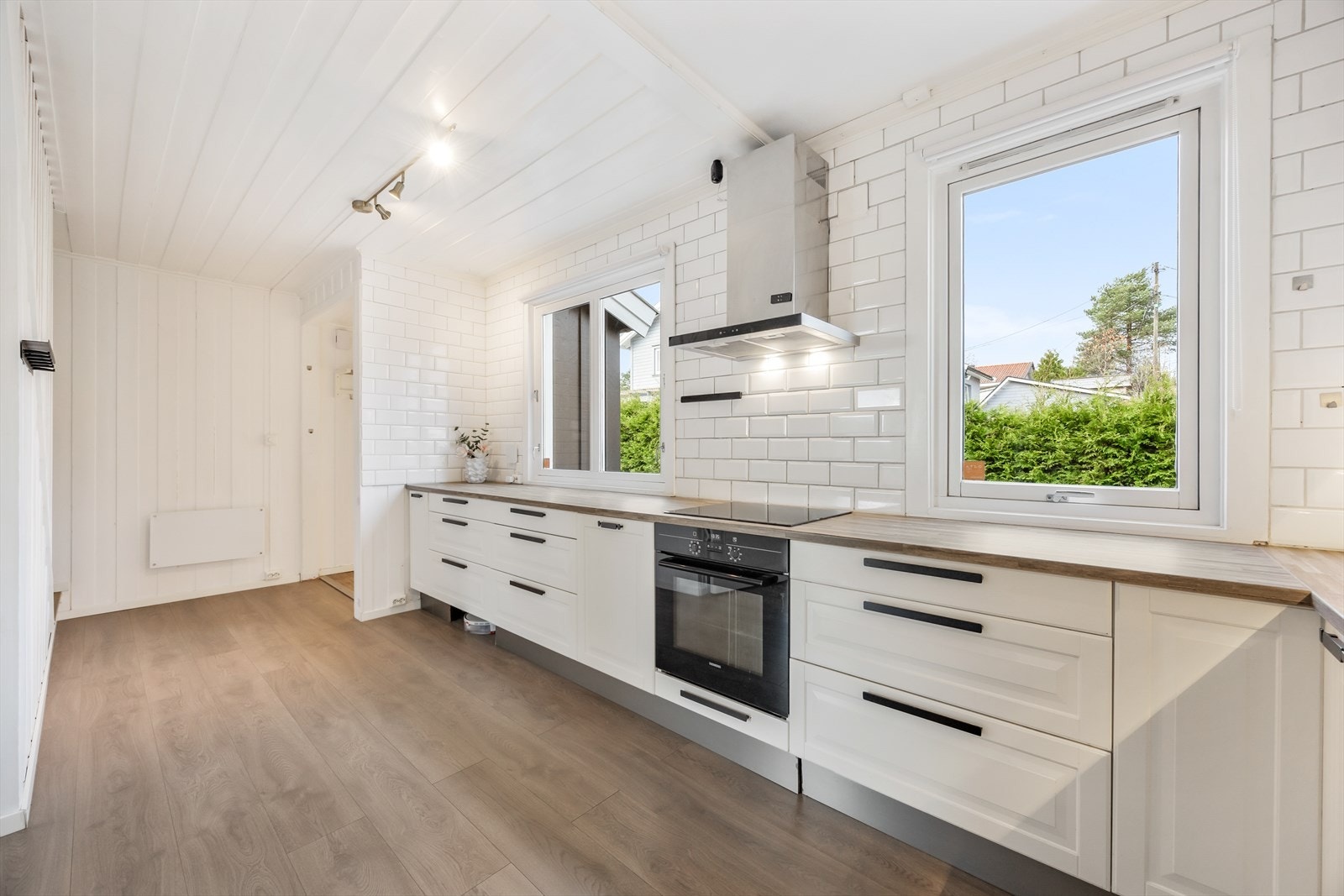 Kjøkkenet byr på rikelig med oppbevarings- og arbeidsplass Galleribilde