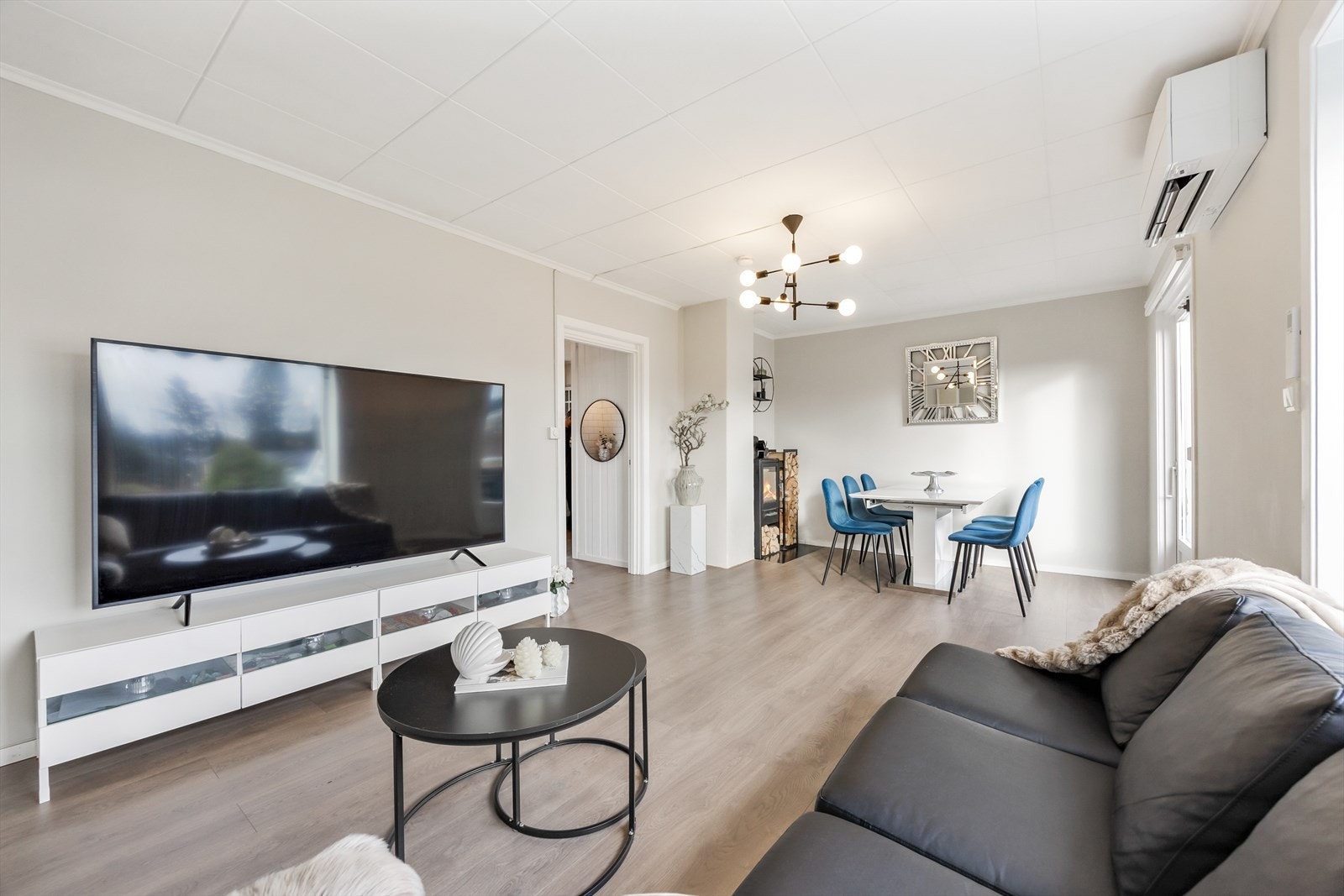 Varmepumpen, monter oppe ved himlingen, står for hovedoppvarmingen Galleribilde