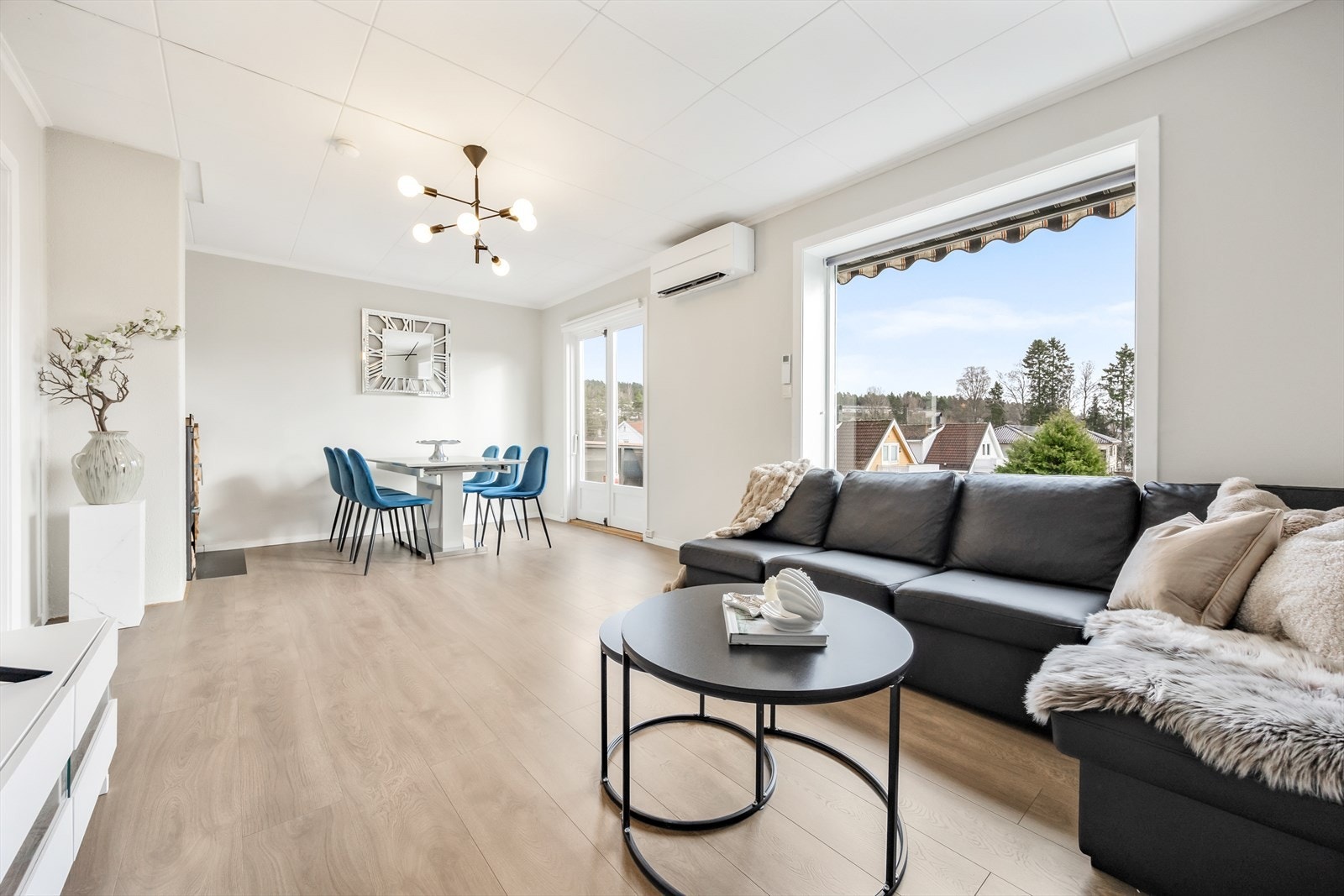 Stuen er romslig og enkel å møblere med ulike soner Galleribilde