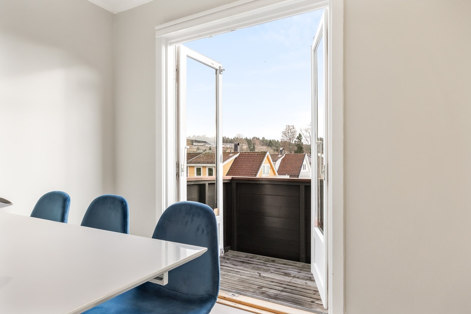 Fra stuen er det utgang til verandaen og hagen Galleribilde