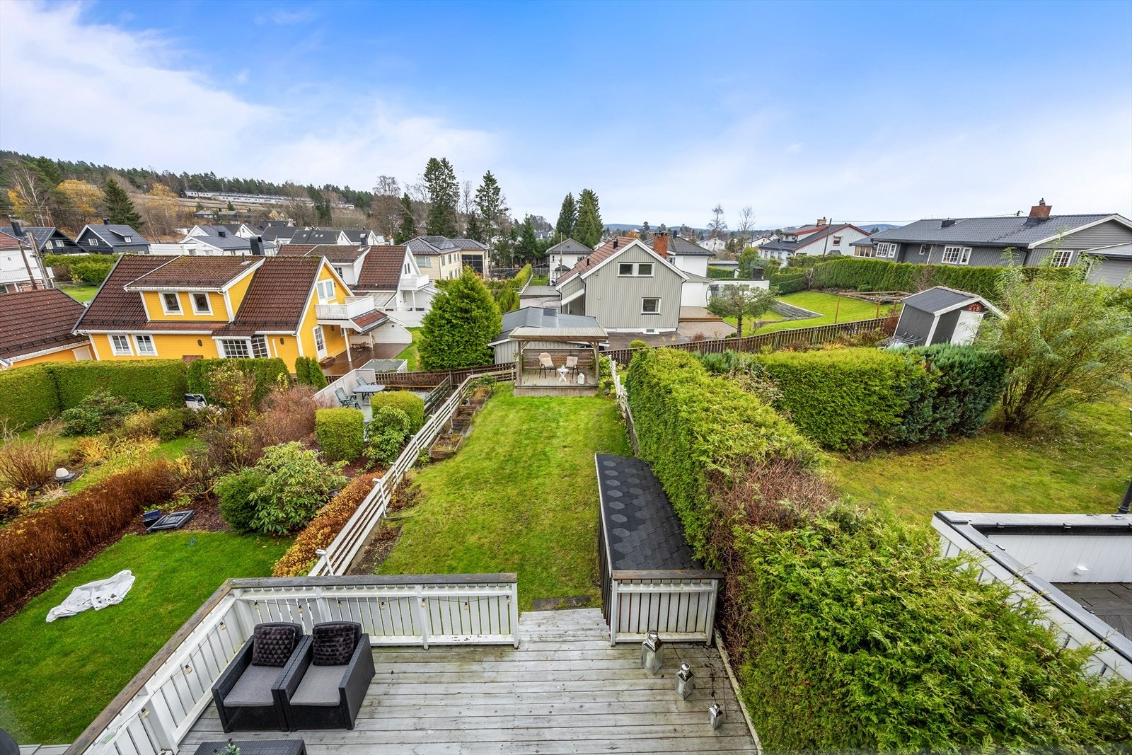 Hagen er inngjerdet, noe som byr på trygg tilværelse for både fire- og tobente Galleribilde