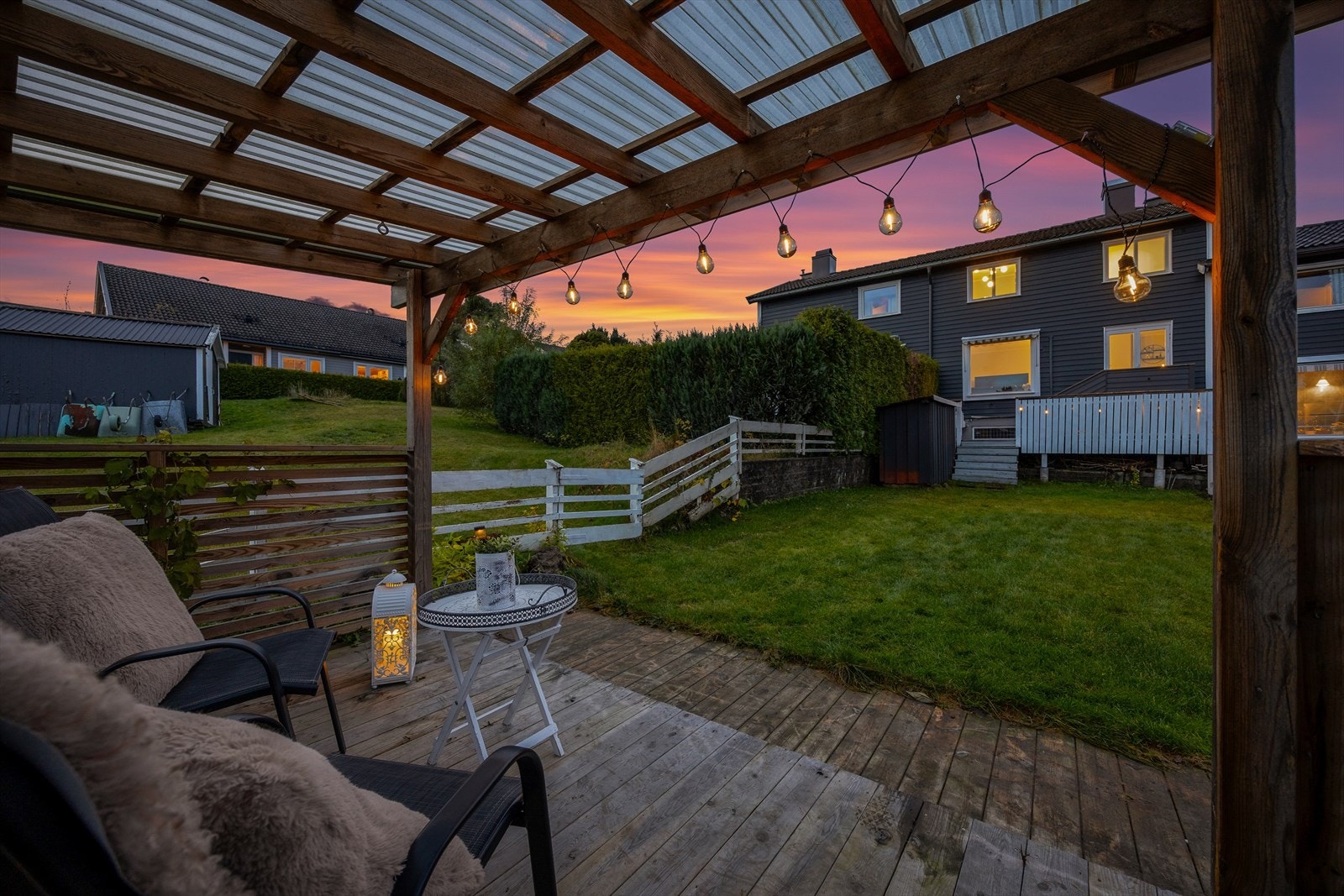 Dette er et tiltalende rekkehus over tre etasjer, med fine uteplasser, hage og garasjeplass i rekke Galleribilde