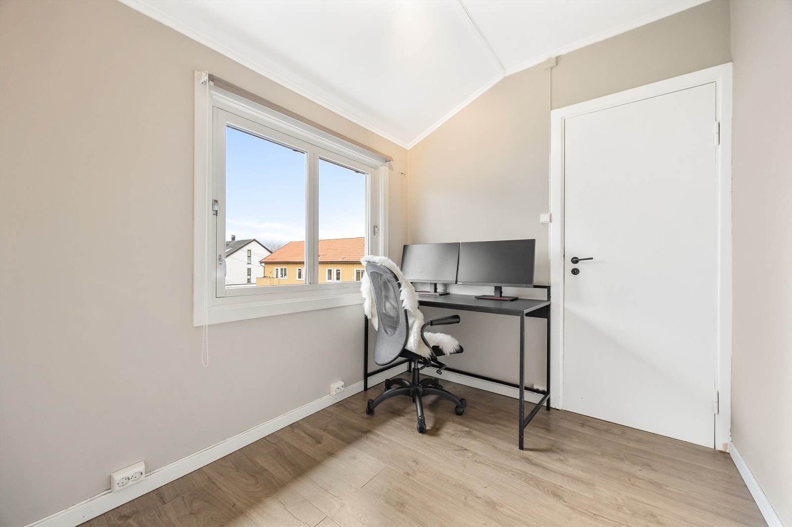 Soverommene er malt i duse og behagelige farger Galleribilde