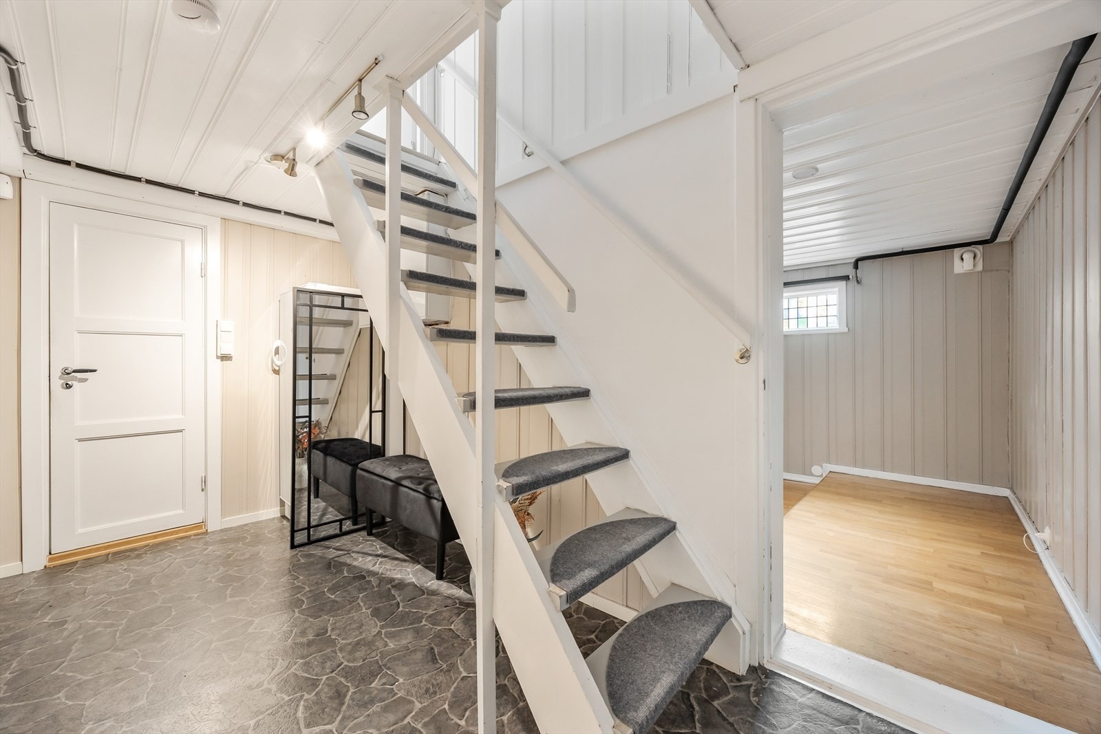 Gangen i kjelleren har vinylbelegg på gulvet, og har egen kjellerinngang Galleribilde