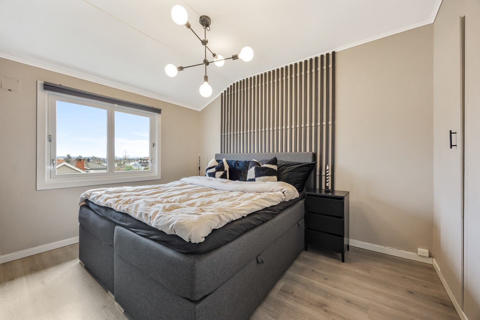 Det største soverommet har plass til dobbeltseng, nattbord og kommode Galleribilde